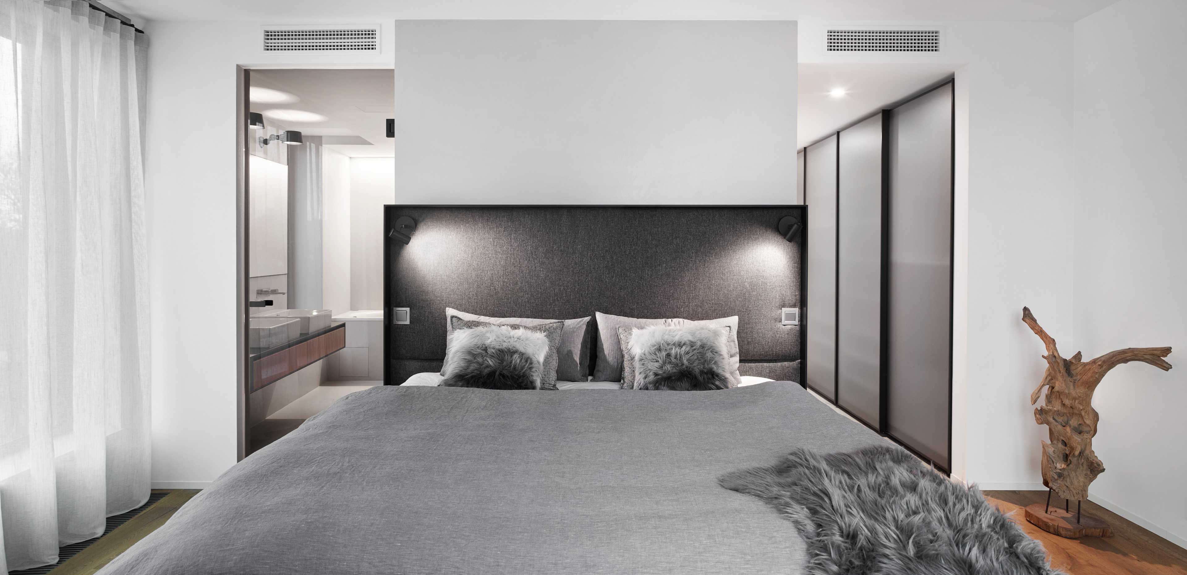 Světlá minimalistická ložnice