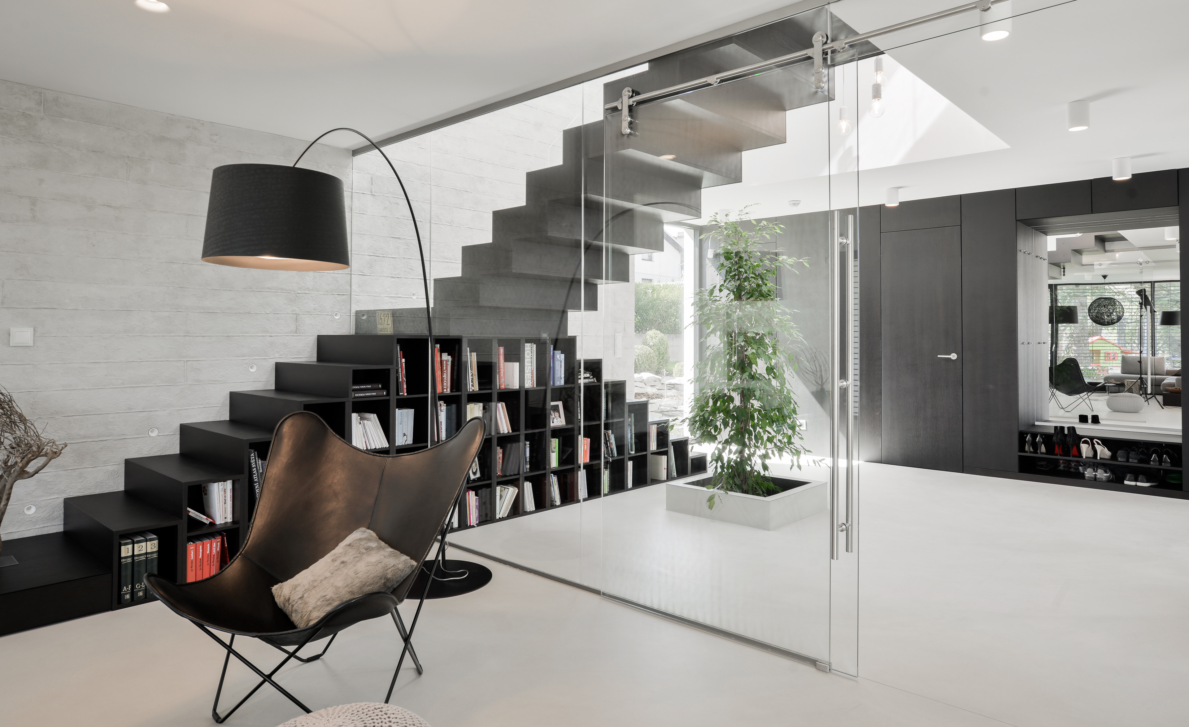 Obrázek - (Galerie) Vstupní hala se zrcadlovým schodištěm