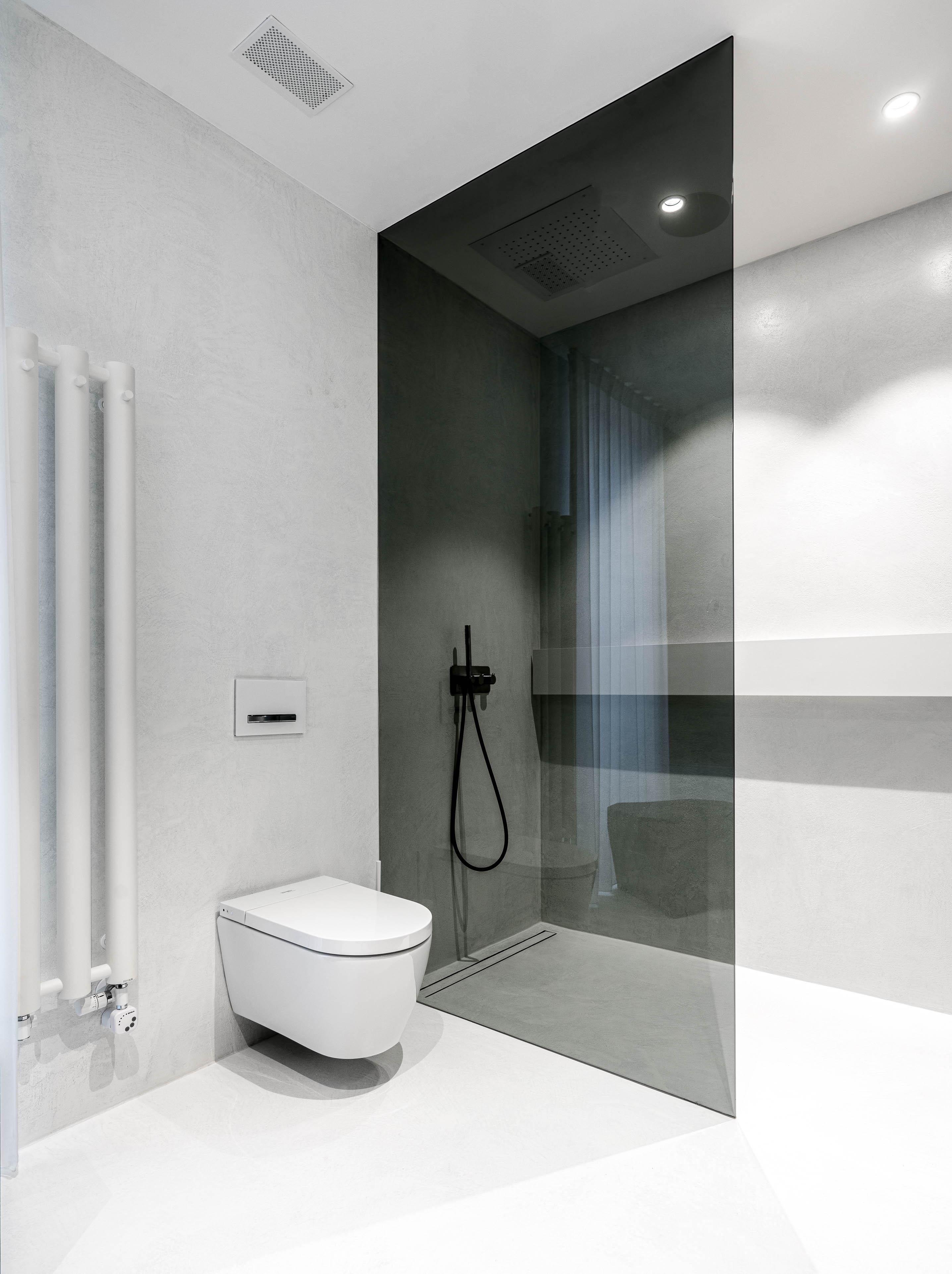 Bílá koupelna s kouřovým sklem