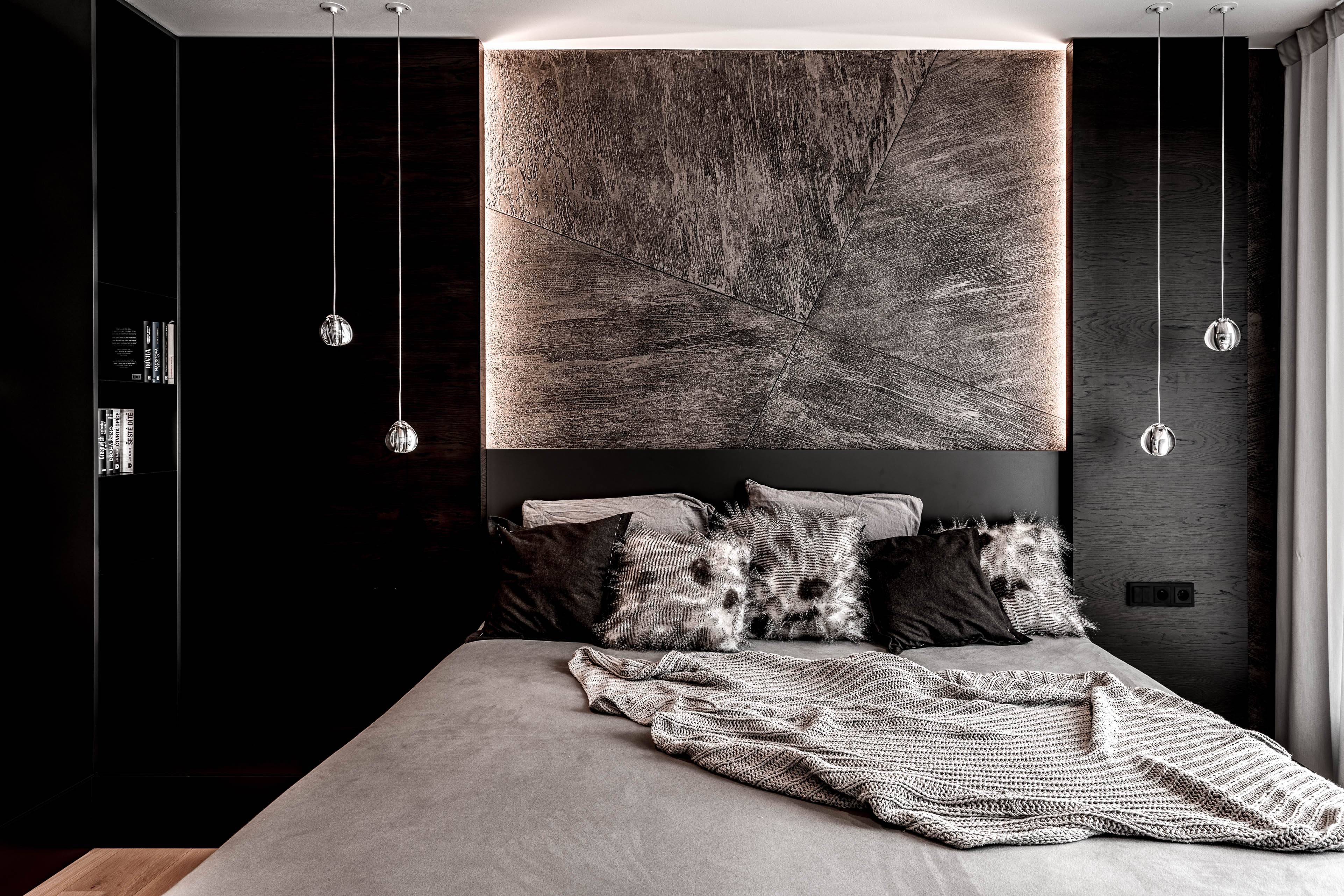 Obrázek - (Galerie) Tmavá ložnice se škrábanou stěrkou - 3