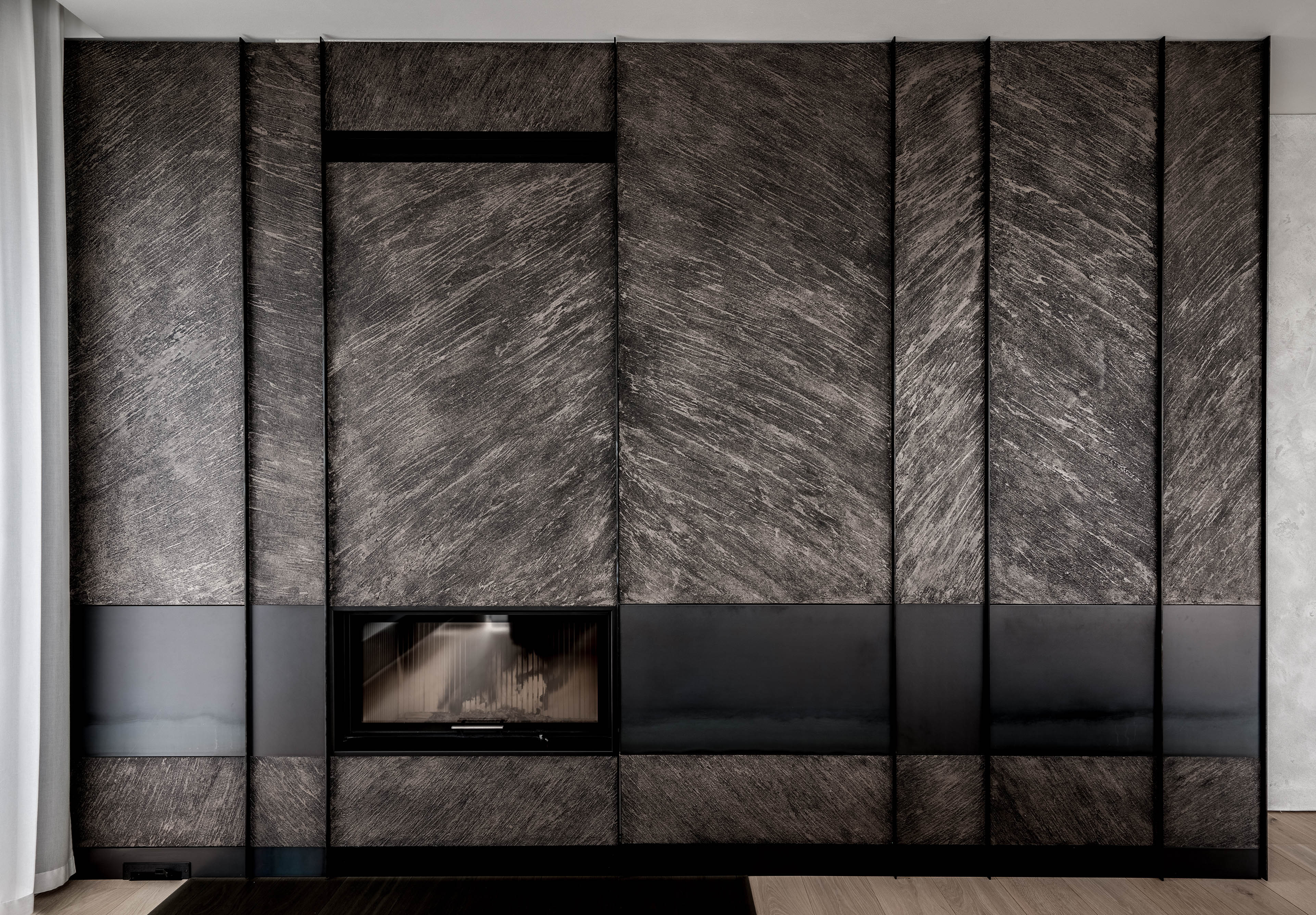Obrázek - (Galerie) Krbová stěna s geometrickou škrábanou stěrkou