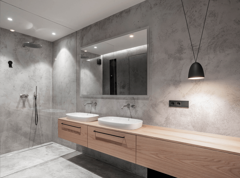 Koupelna s podsvětleným zrcadlem