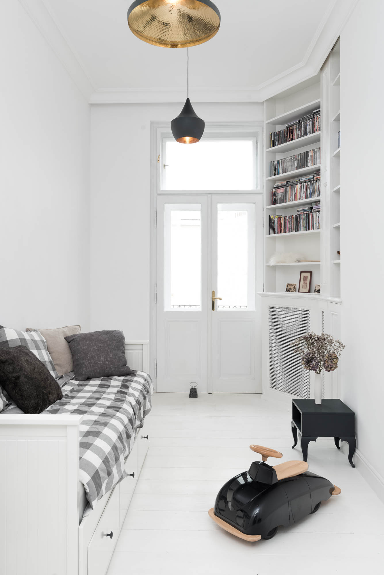 Children’s room in white tones with wall panelling, built-in furniture and a full-wall bookshelf | interior and reconstruction of an Art Nouveau apartment by OOOOX
