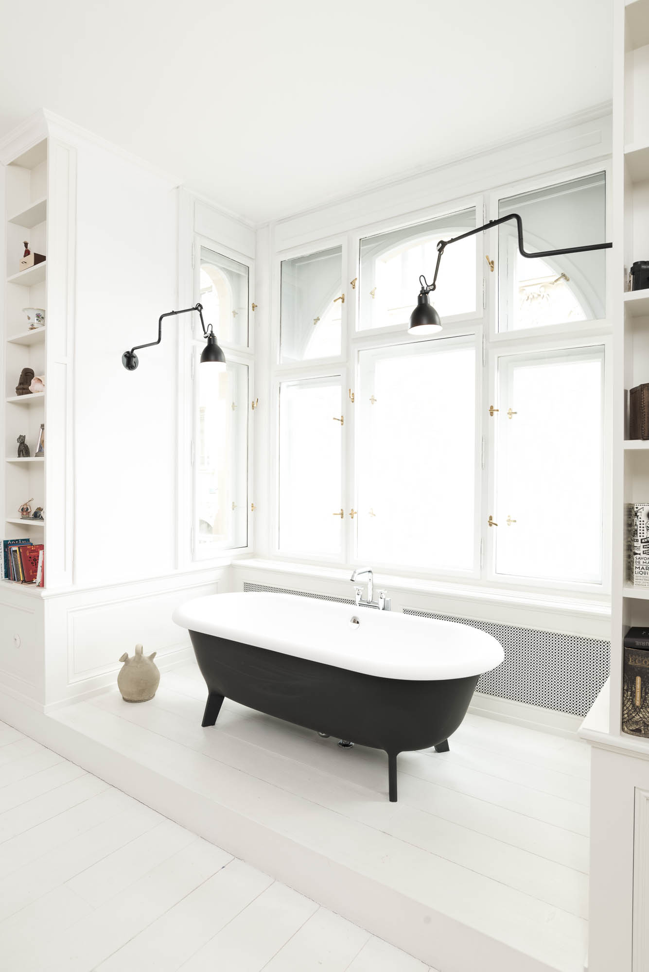 Freestanding bathtub placed in the bedroom bay window – interior of an Art Nouveau apartment reconstruction | OOOOX
