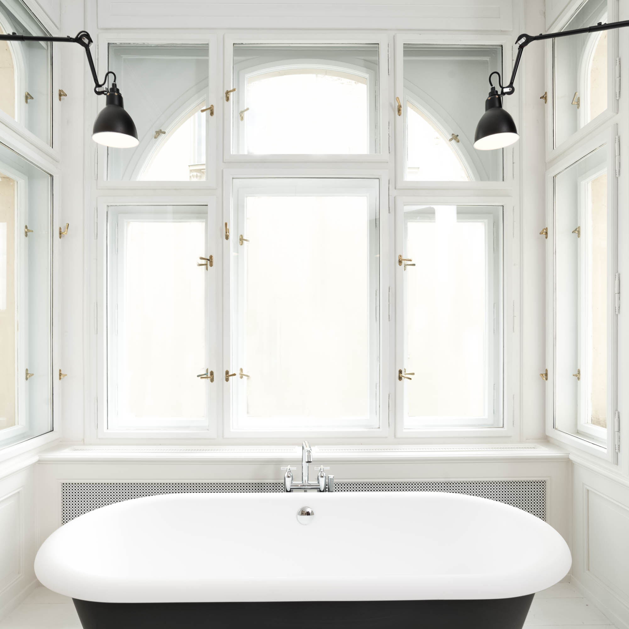 Freestanding bathtub placed in the bedroom bay window – interior of an Art Nouveau apartment reconstruction | OOOOX
