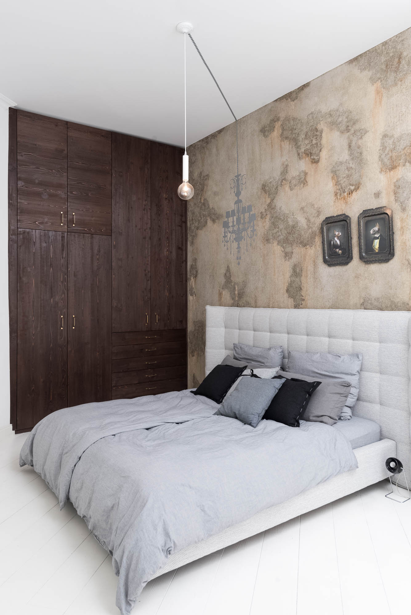 Bedroom with textured wall painting, dark wood wardrobe and designer light fixture connected to the bathroom – interior of the TIVOLI Art Nouveau apartment | OOOOX