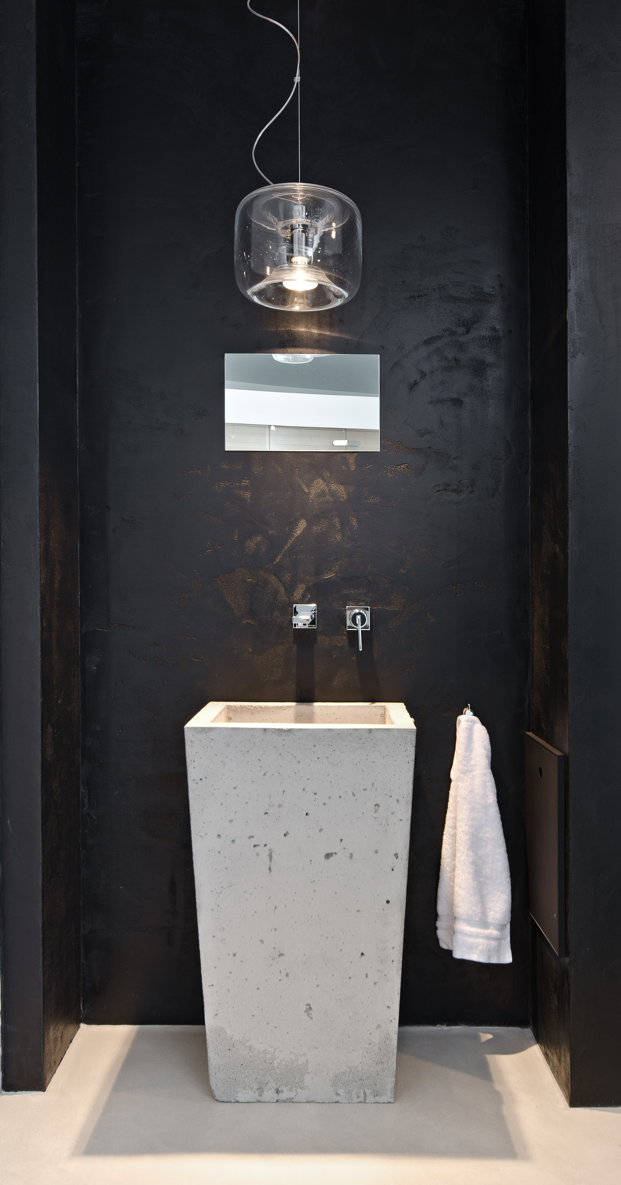 Betonové volně stojící umyvadlo