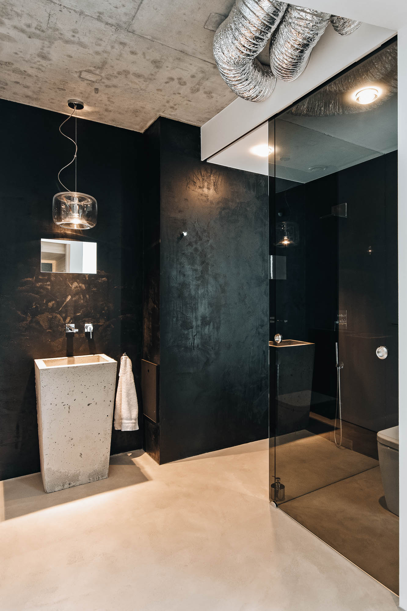 Wellness koupelna vily s betonovým umyvadlem, kouřovým sklem a přiznaným betonovým stropem, návrh OOOOX