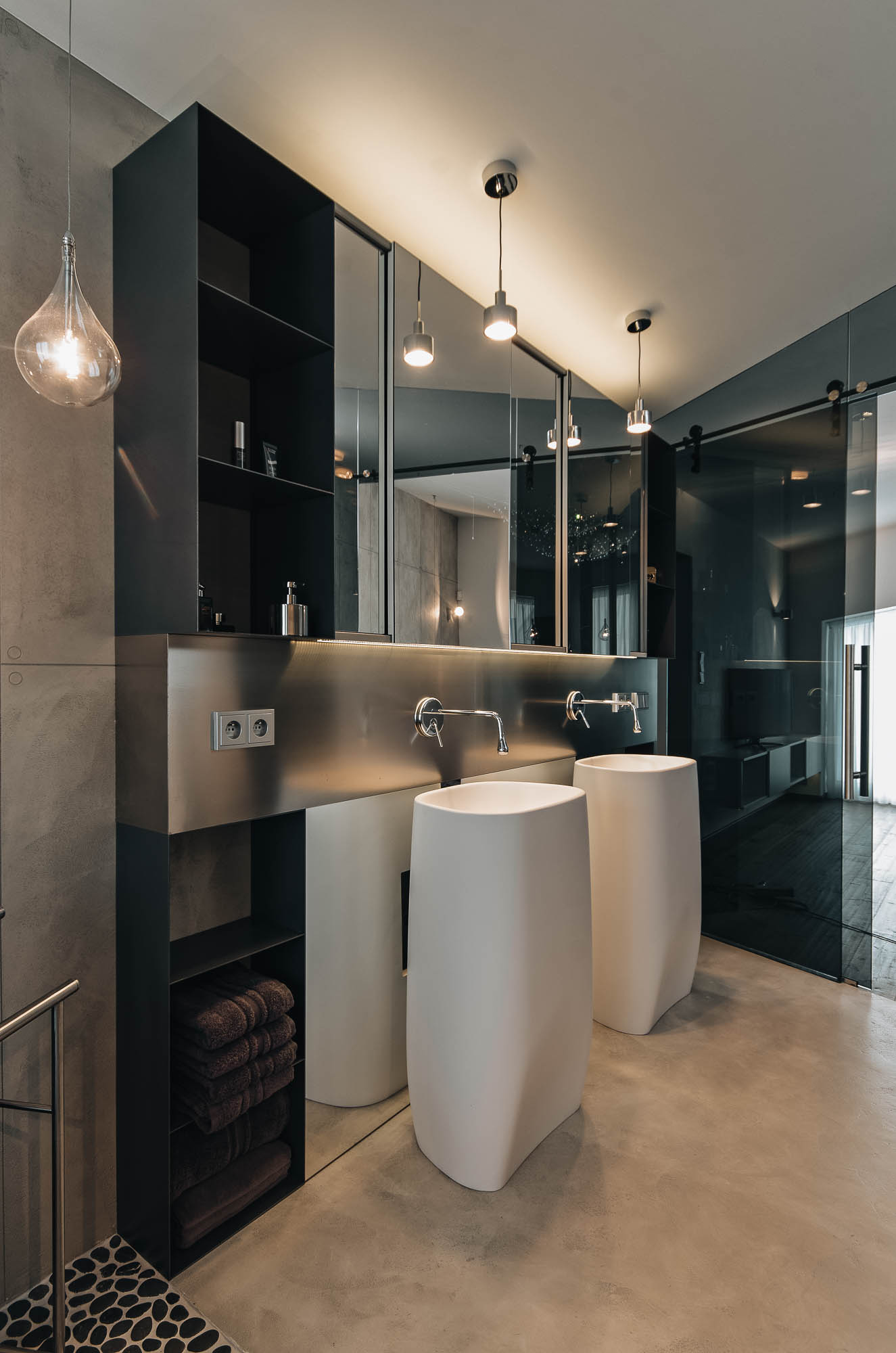 Detail dvou volně stojících umyvadel s nerezovou deskou a podsvíceným kabinetem v koupelně vily, OOOOX