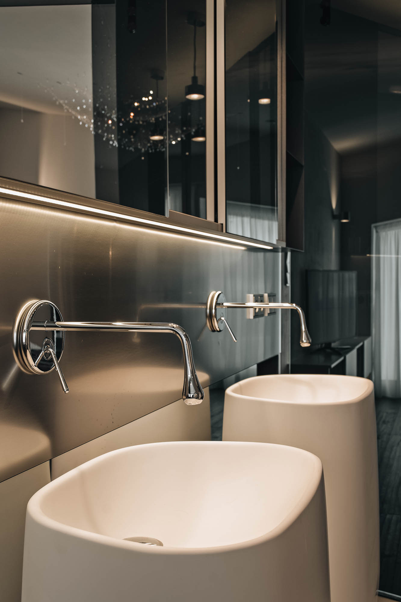 Dvě volně stojící keramická umyvadla v koupelně vily s nástěnnými bateriemi a kouřovým sklem, OOOOX