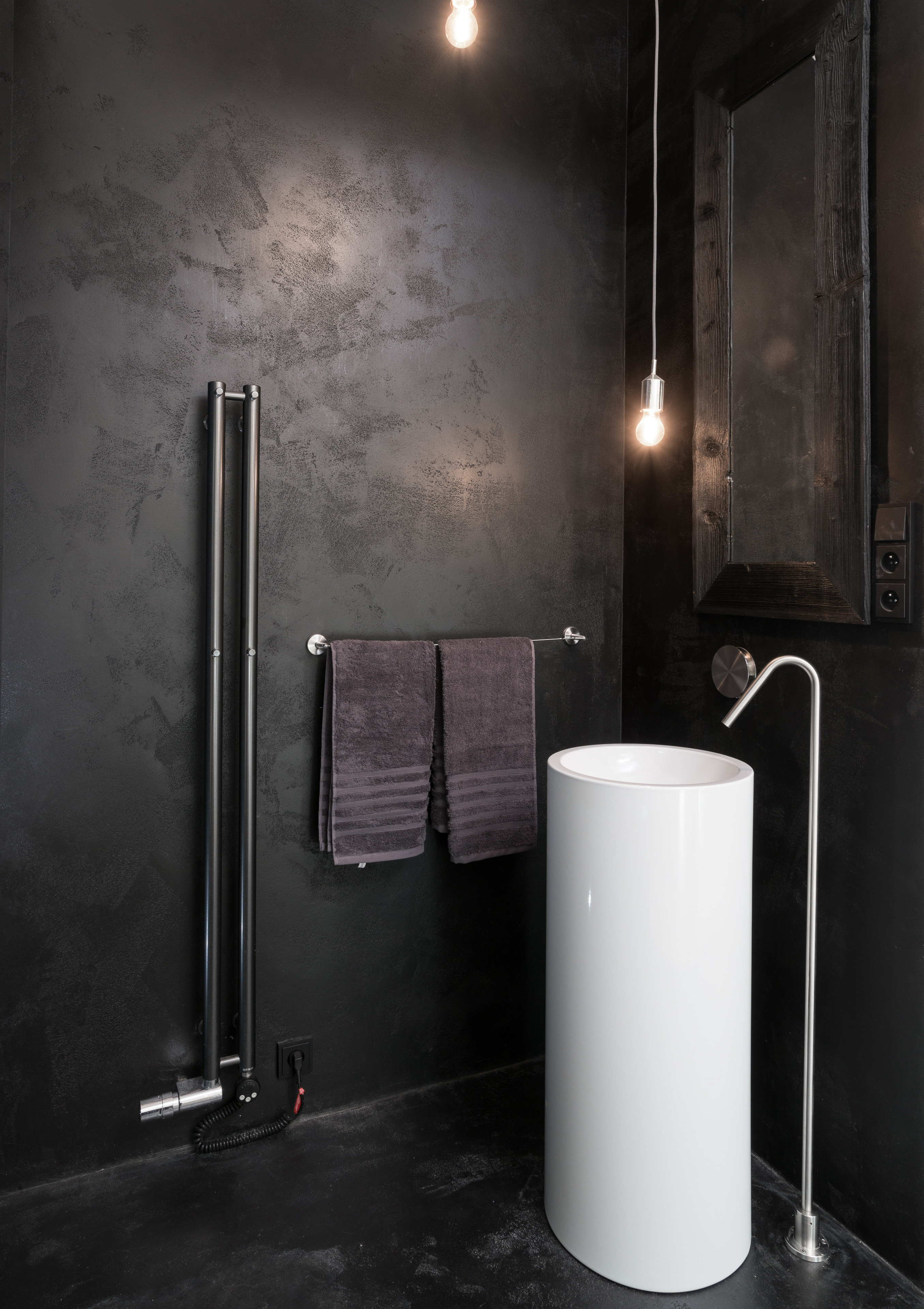 Image - (Gallery) Black bathroom with standing sink