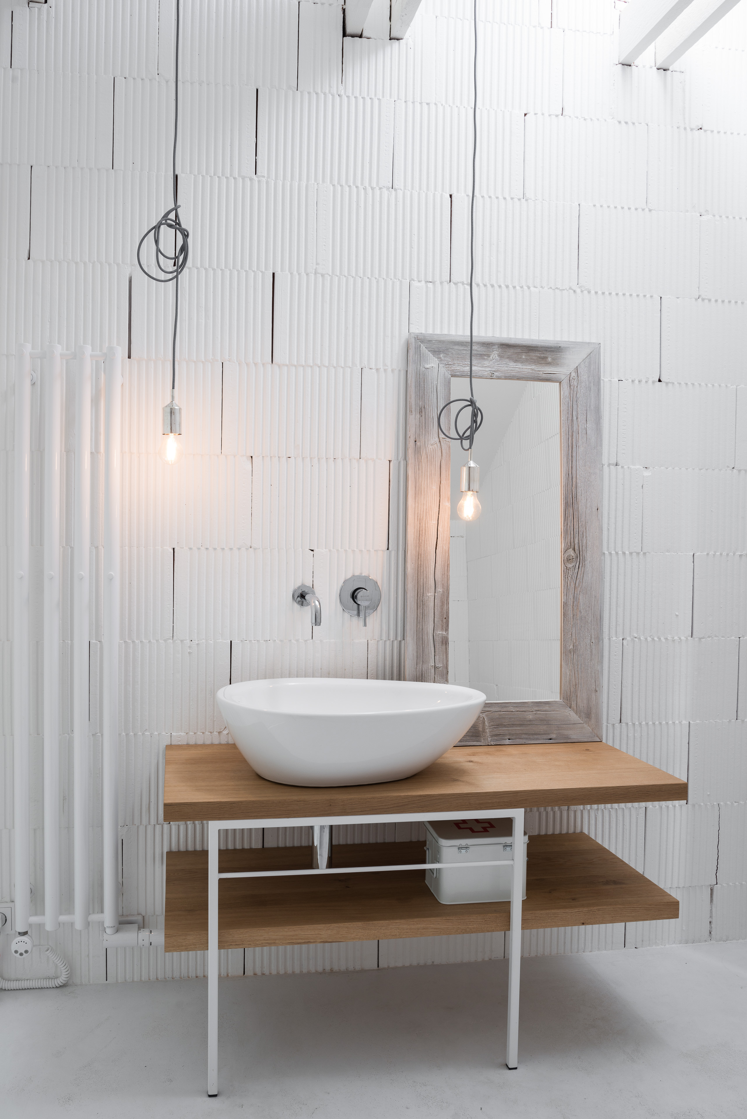 Obrázek - (Galerie) Bílá koupelna s hrubou stěnou - 2