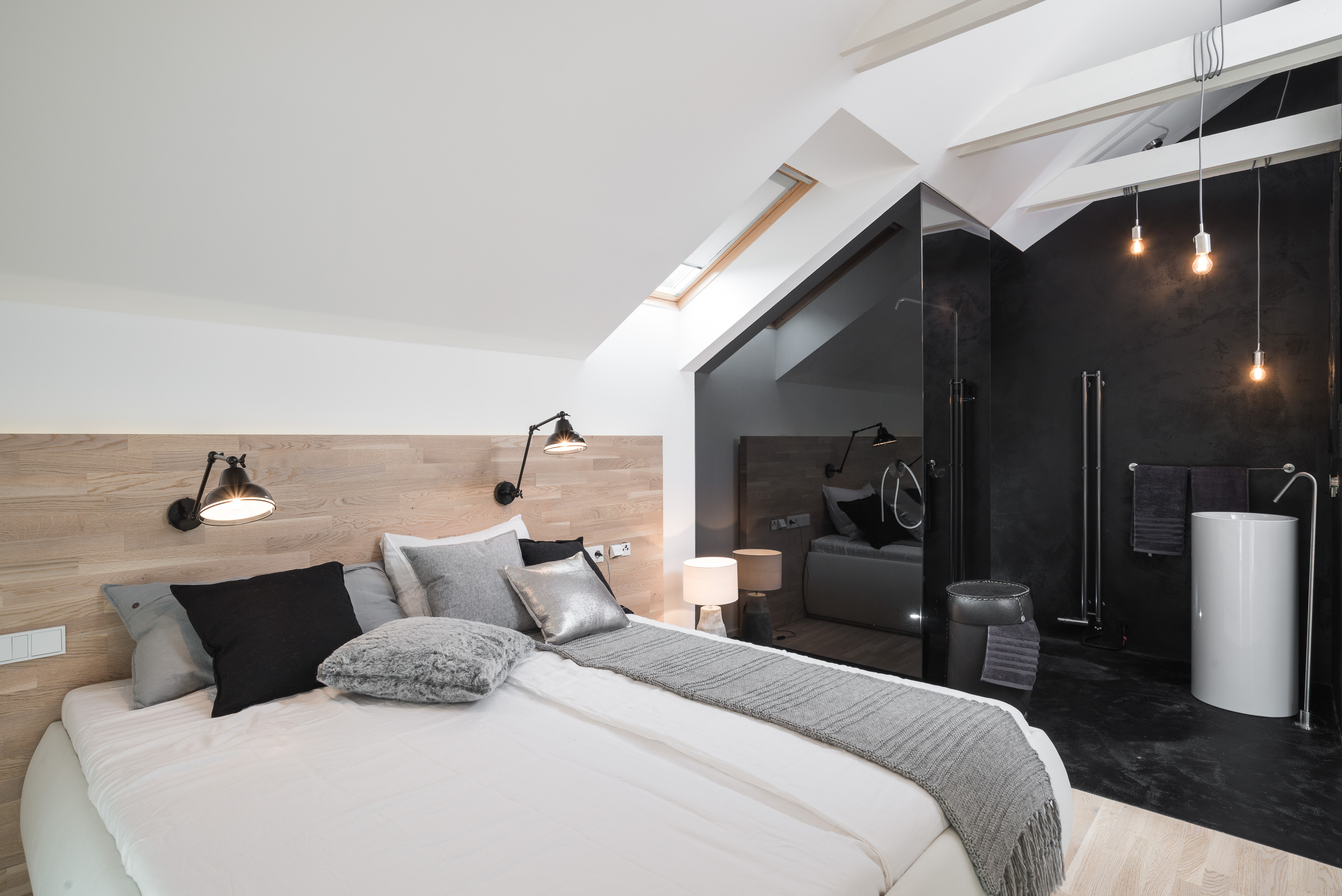 Ložnice s černou koupelnou