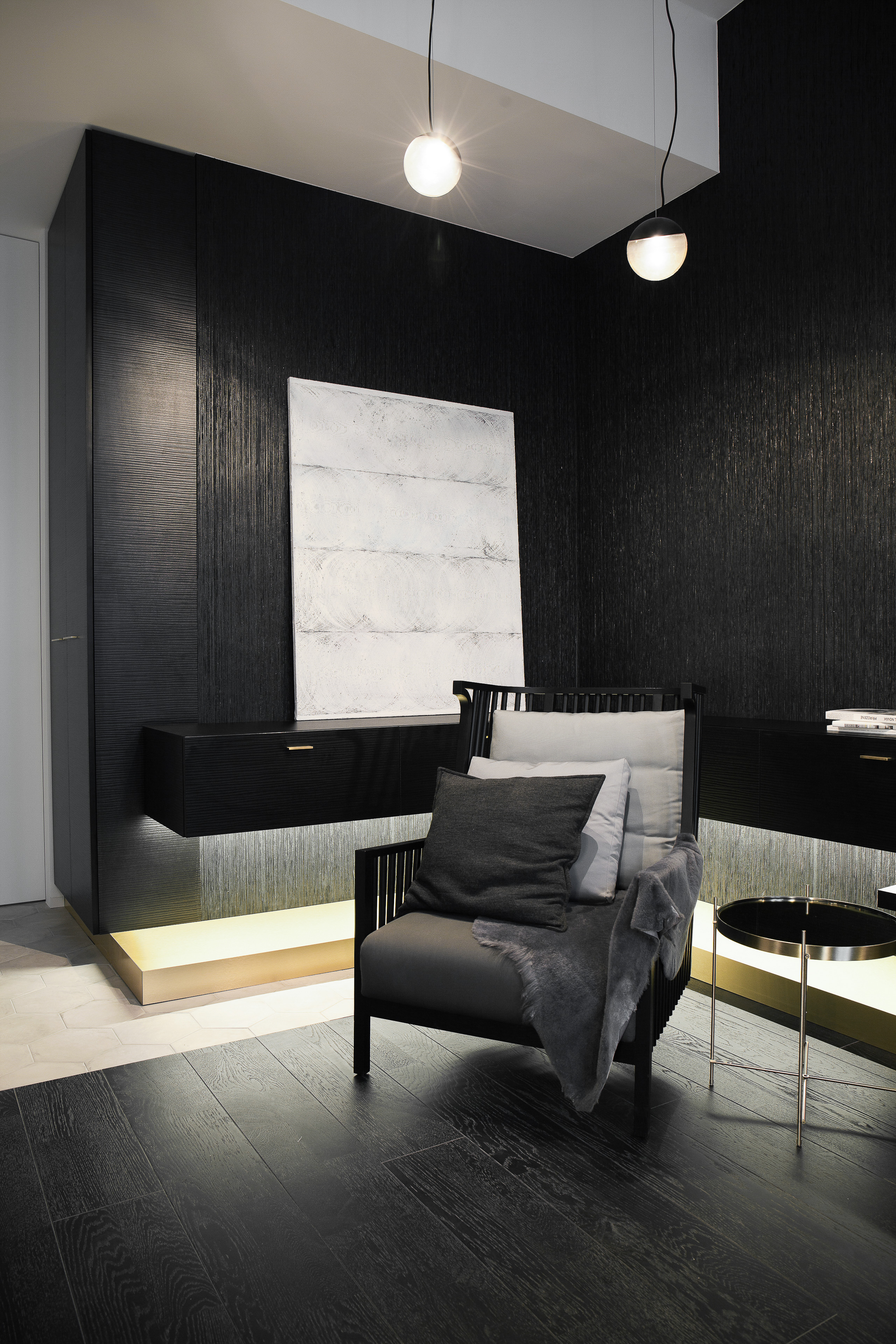 Obrázek - (Galerie) Černá ložnice s čtecím koutem