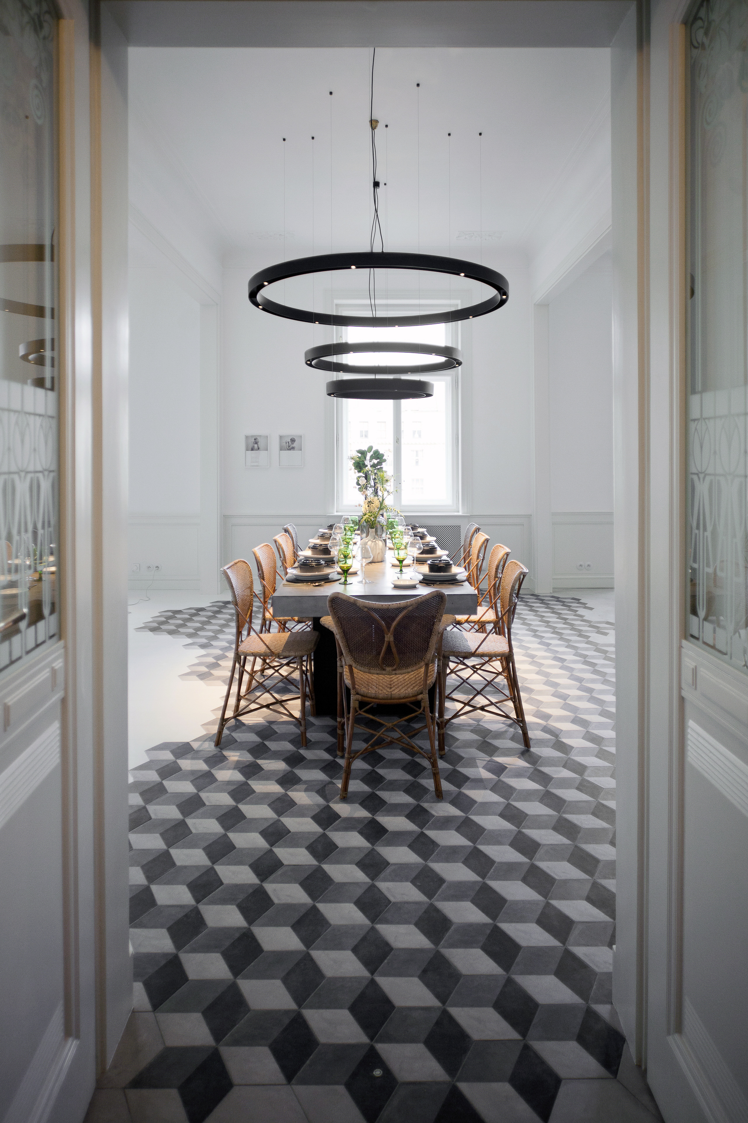 Obrázek - (Galerie) Jídelna s hexagonovou dlažbou