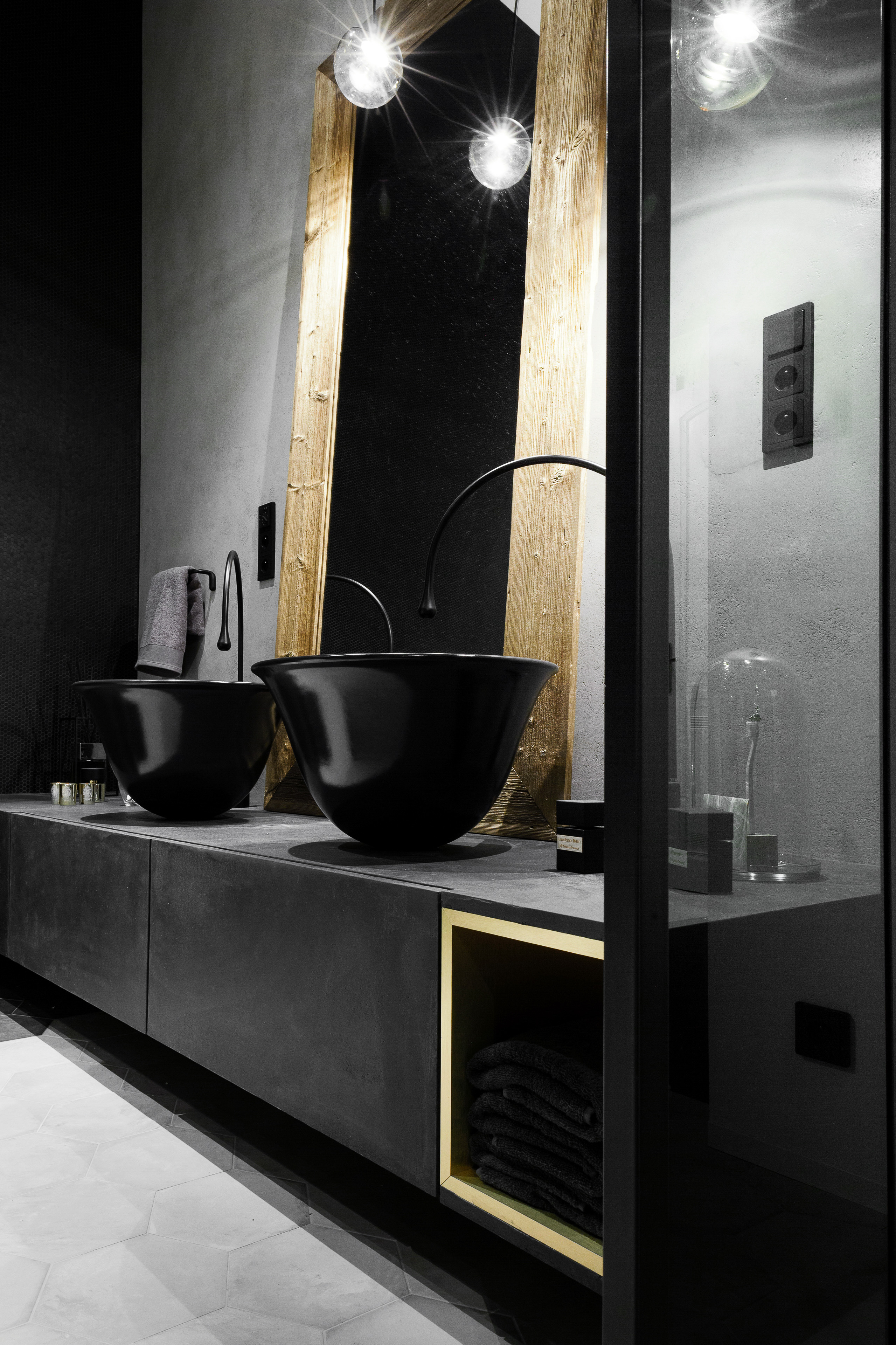 Image - (Gallery) Black bathroom with gold mirror - 2