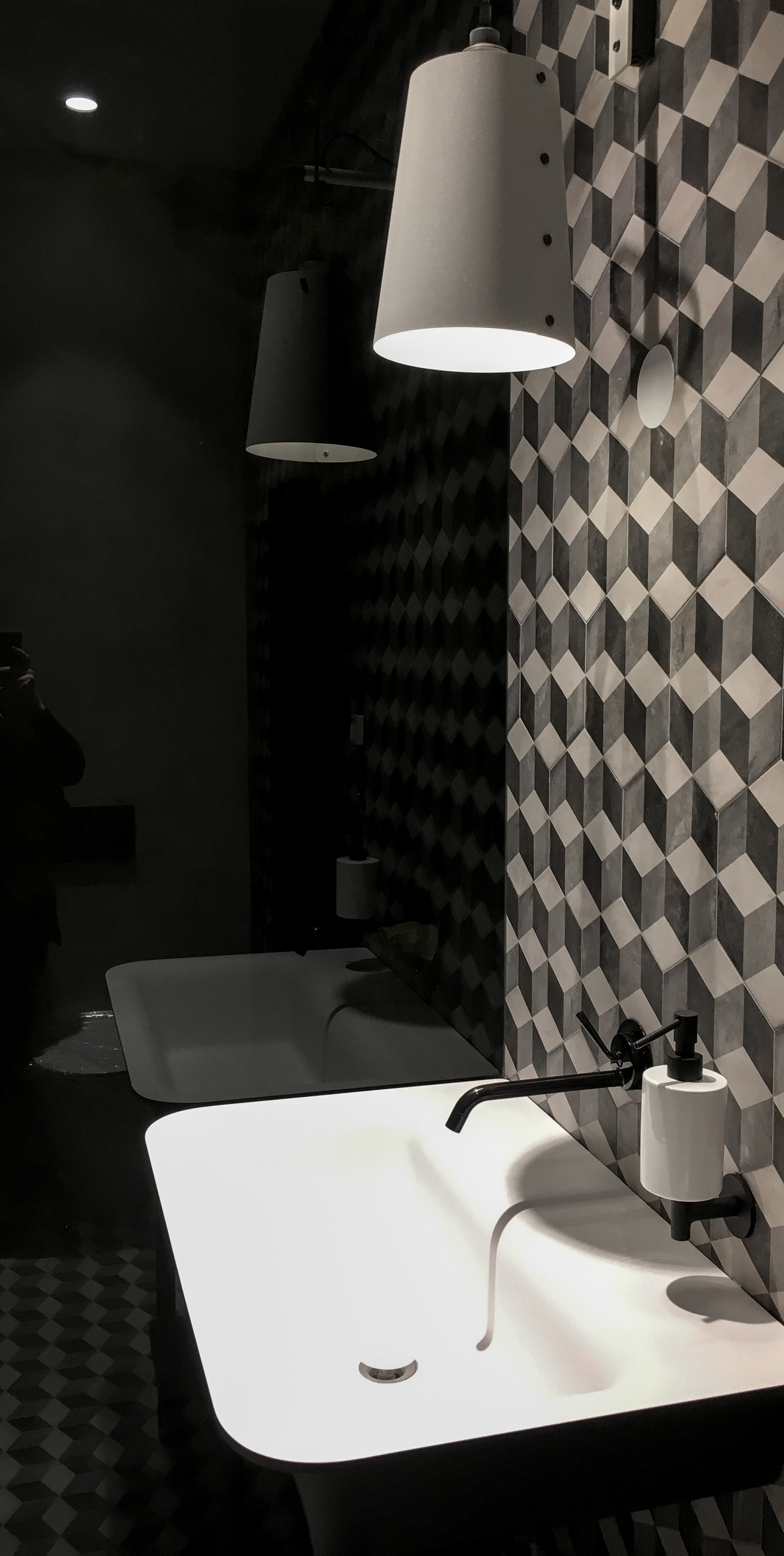 Obrázek - (Galerie) Retro koupelna s černobílým umyvadlem