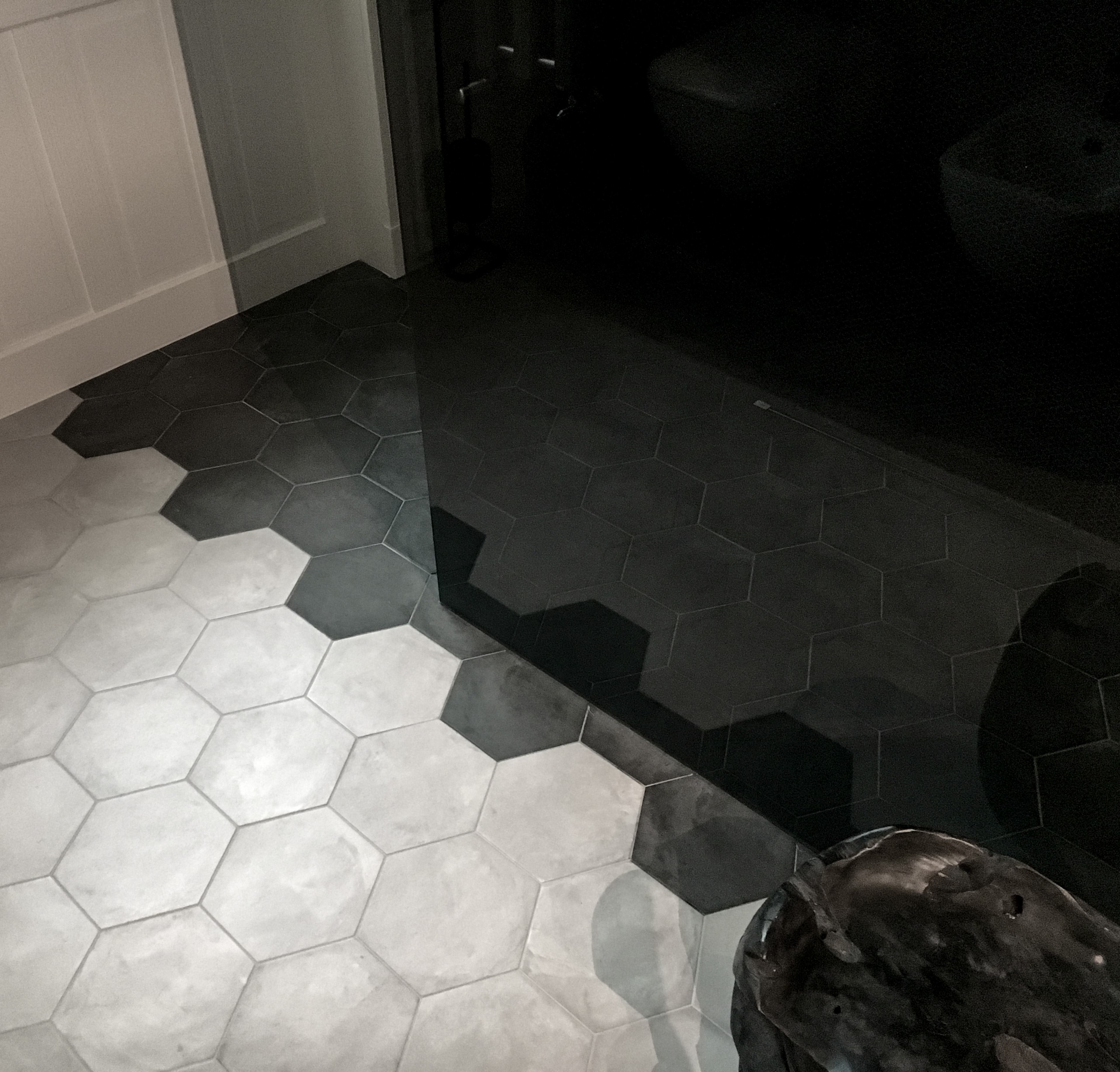 Image - (Gallery) Black bathroom with hexagon tiles