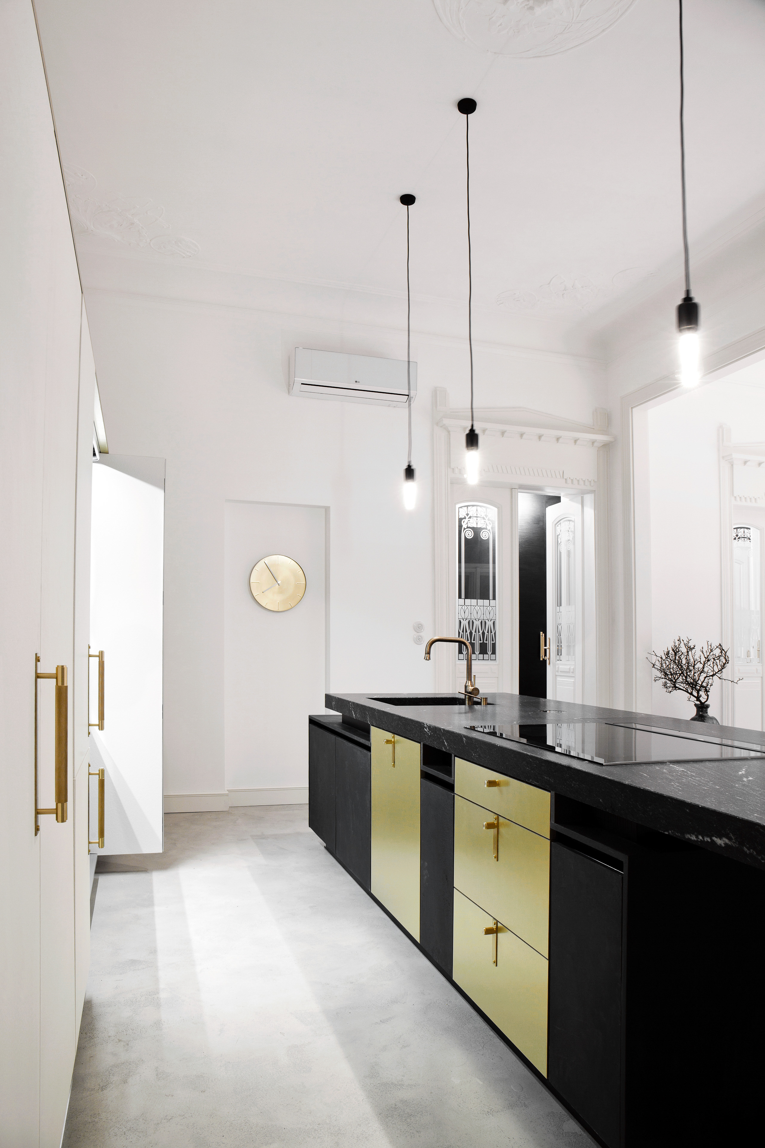 Image - (Gallery) Black and white kitchen with golden doors