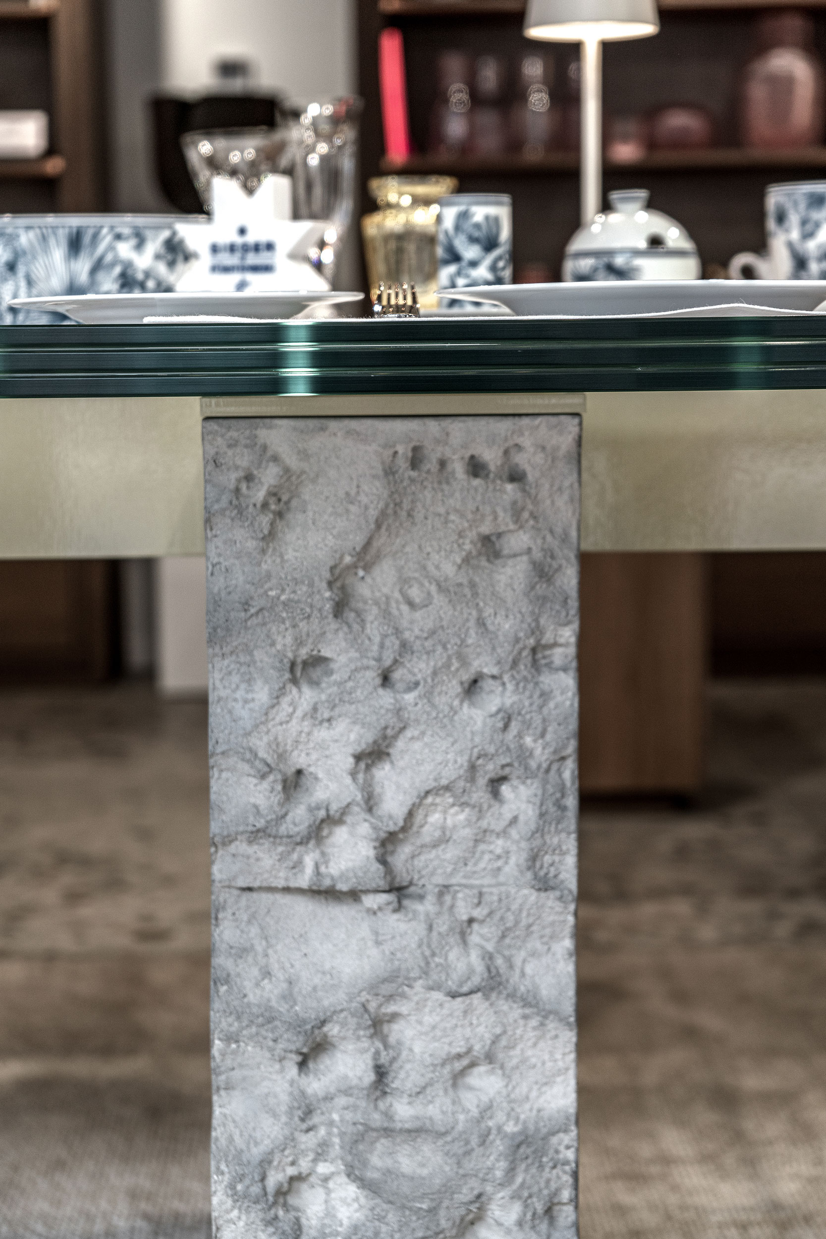Obrázek - (Galerie) Detail brutalistních podnoží stolu showroomu LA TABLE Pařížská - 01