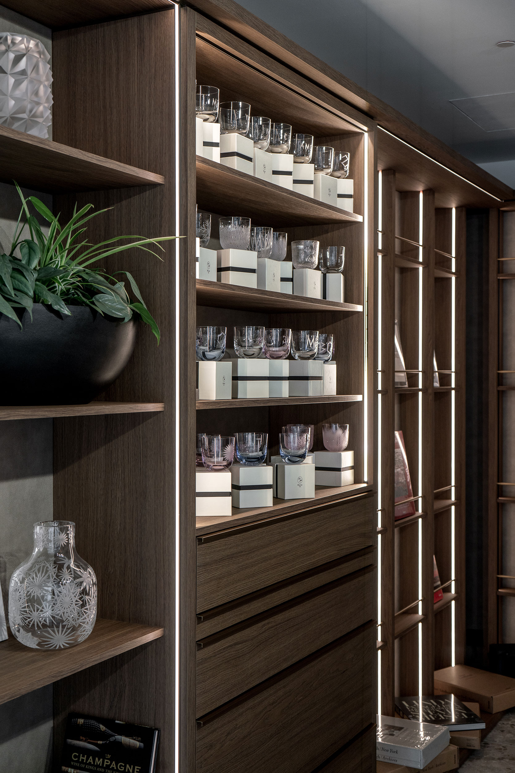 Obrázek - (Galerie) Rohová výstavní sekce butiku LA TABLE Pařížská - 01