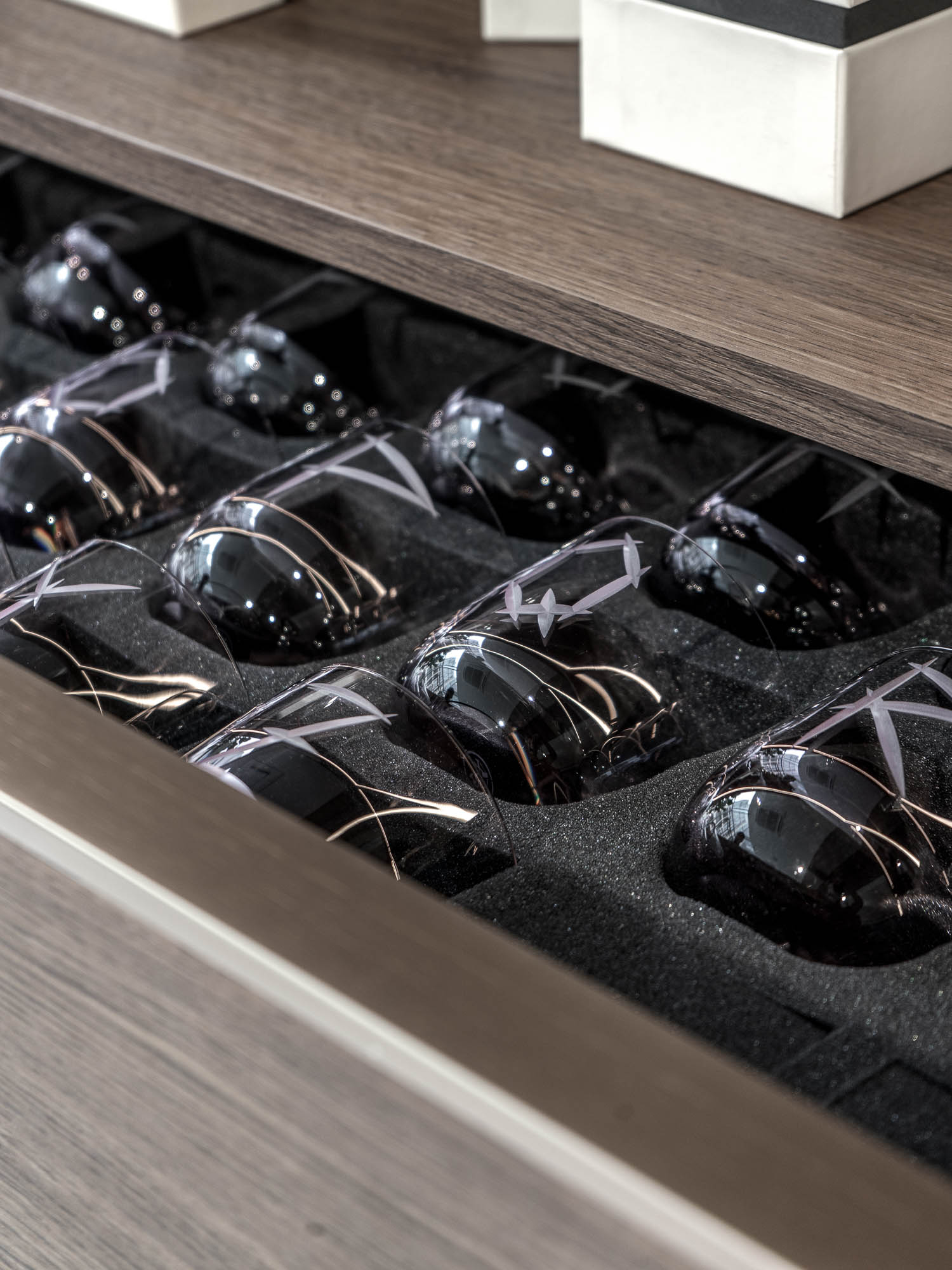 Detail otevřené zásuvky butiku LA TABLE Pařížská se slunečními brýlemi uloženými v individuálně vyřezávaném molitanovém vložce – OOOOX design