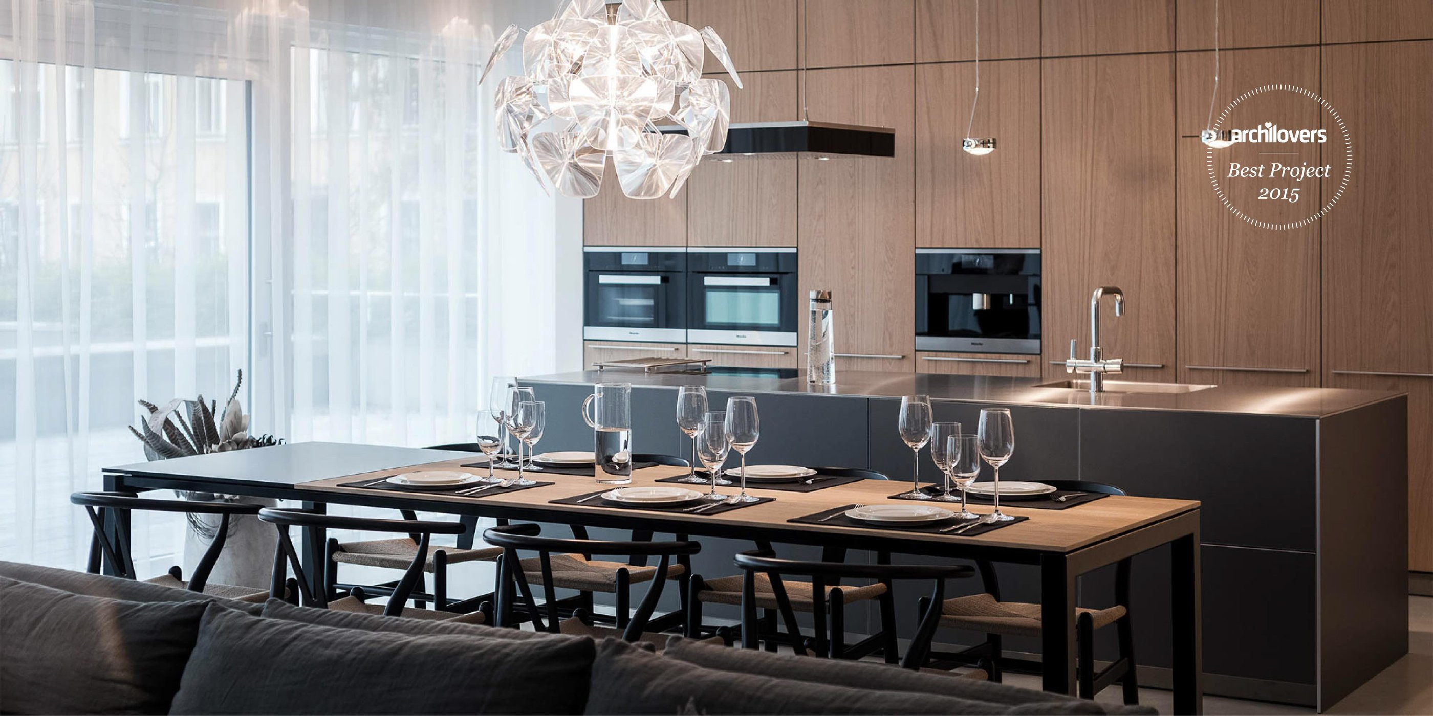 Designové osvětlení na jídelním stolem v minimalistickém interiéru bytu 12 Lofts | OOOOX