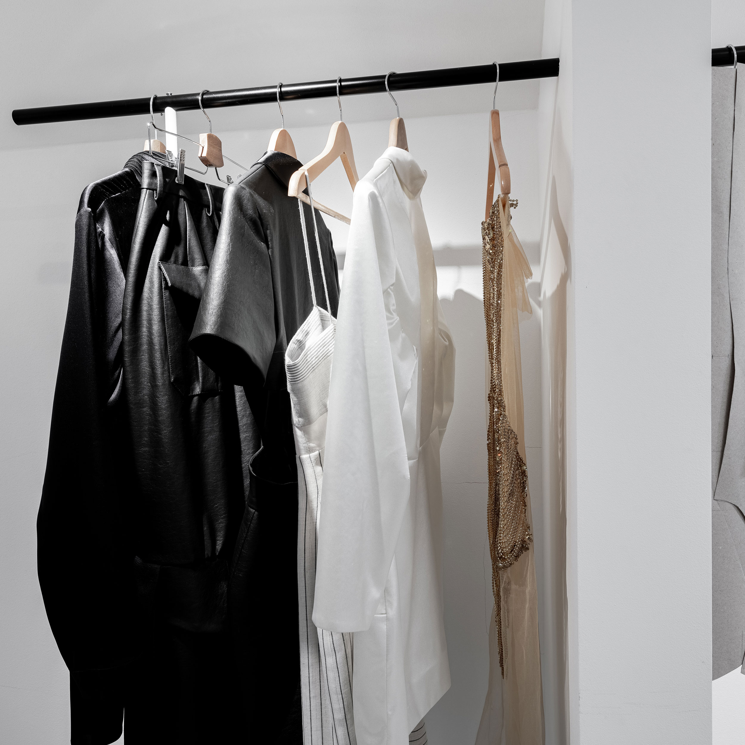 Detail minimalistické designové šatní tyče | rekonstrukce oděvního butiku KALFAR | OOOOX