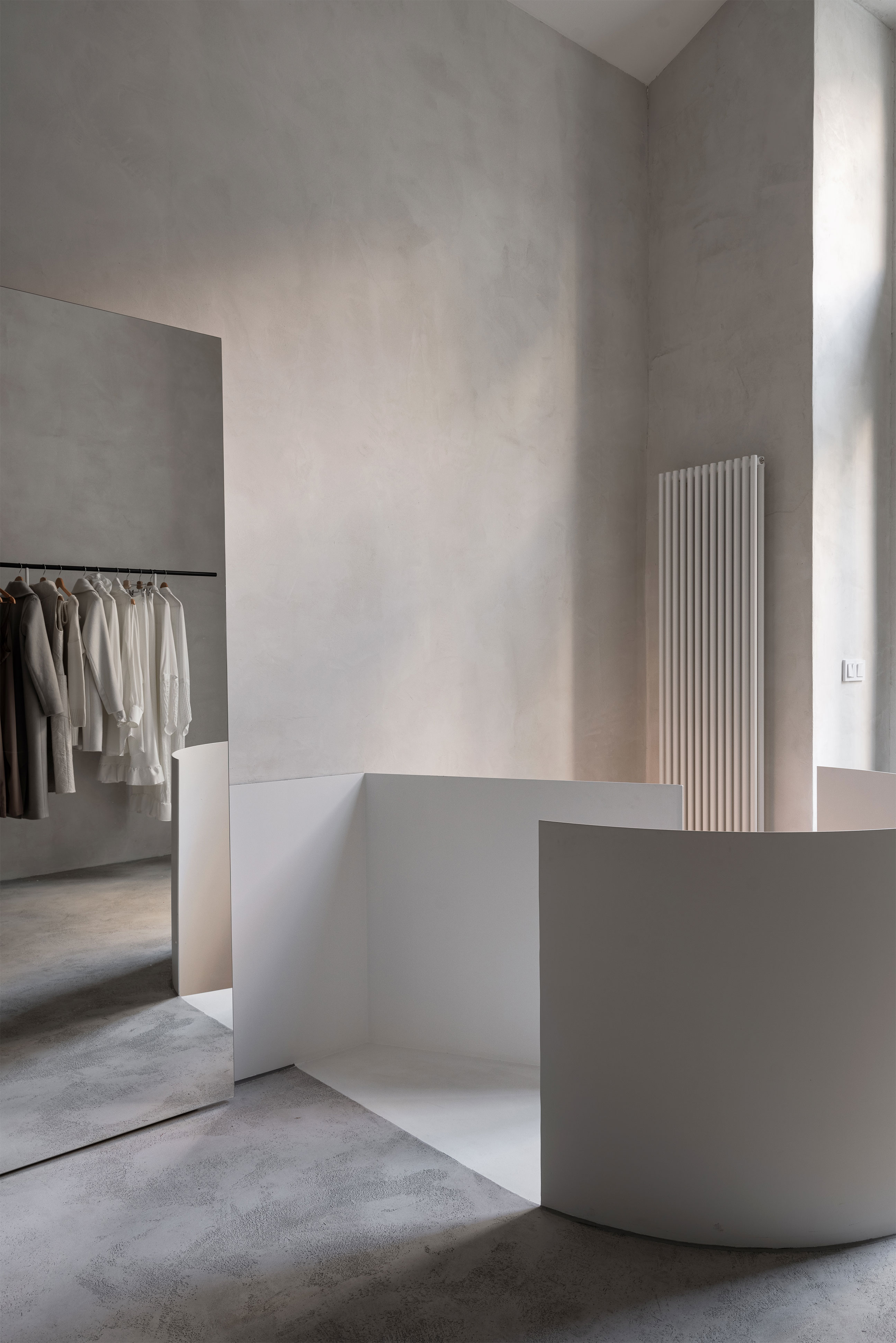 Obrázek - (Galerie) Designovy butik v minimalistickém stylu