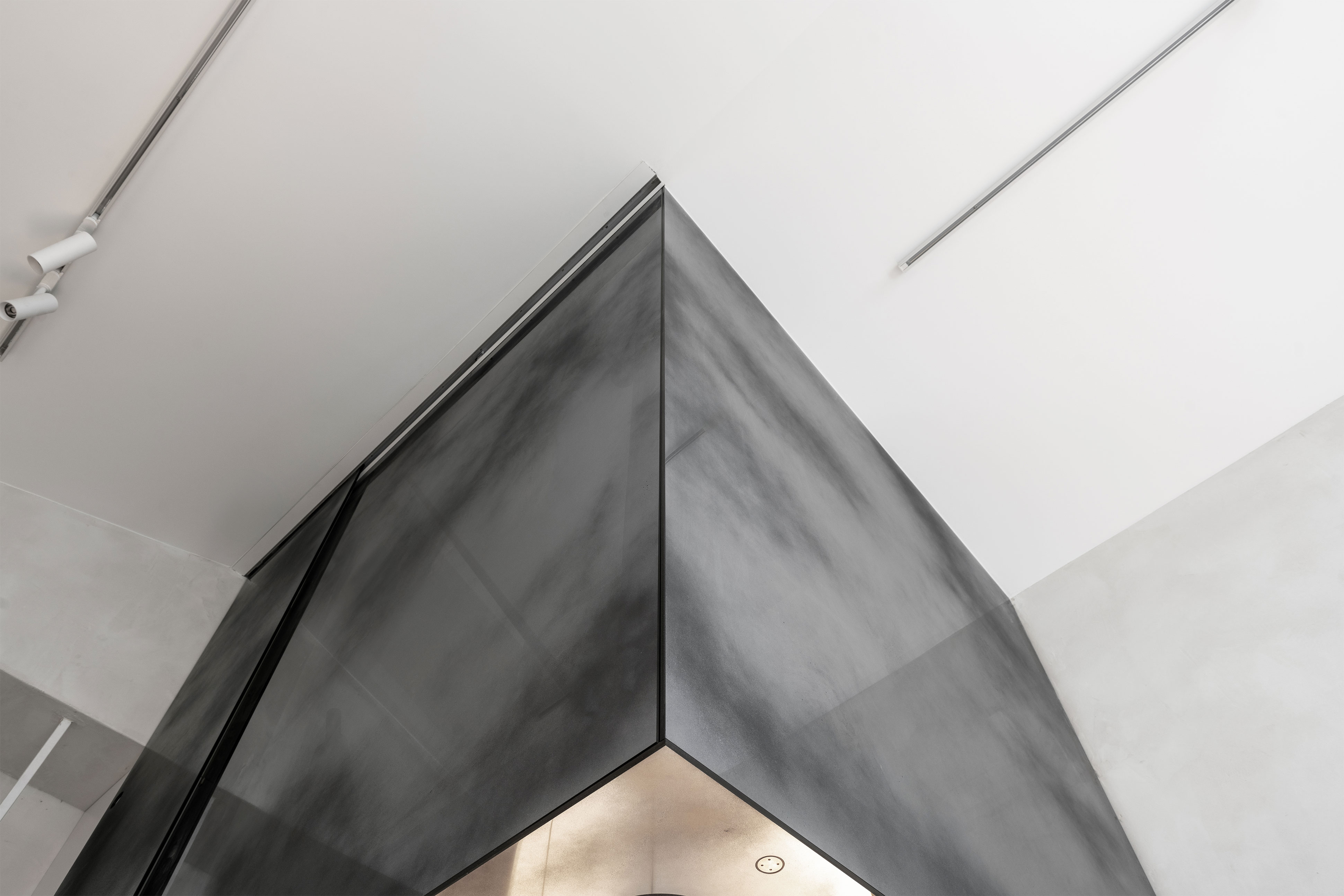 Obrázek - (Galerie) Designovy butik v minimalistickém stylu - 03