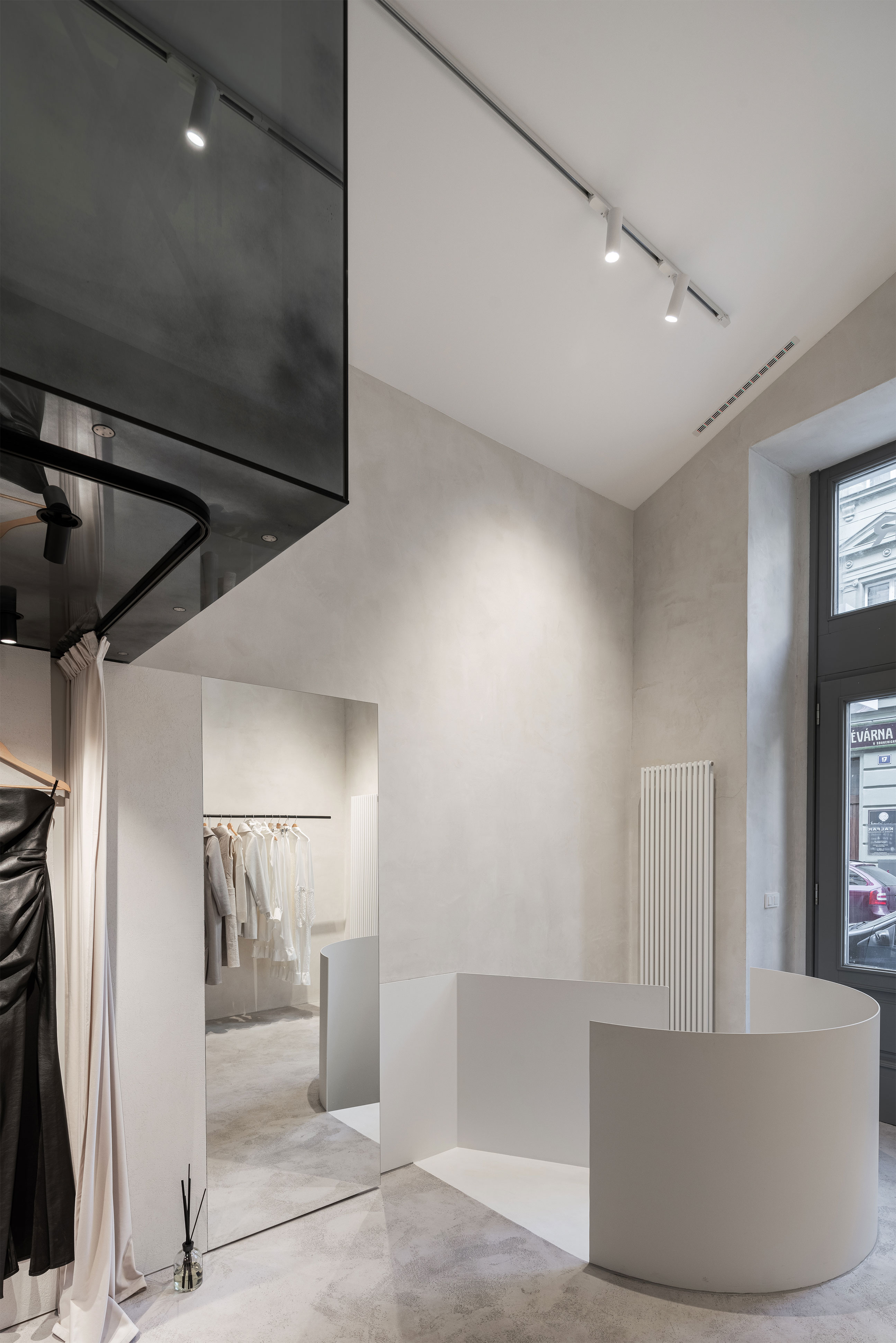 Obrázek - (Galerie) Designovy butik v minimalistickém stylu - 04