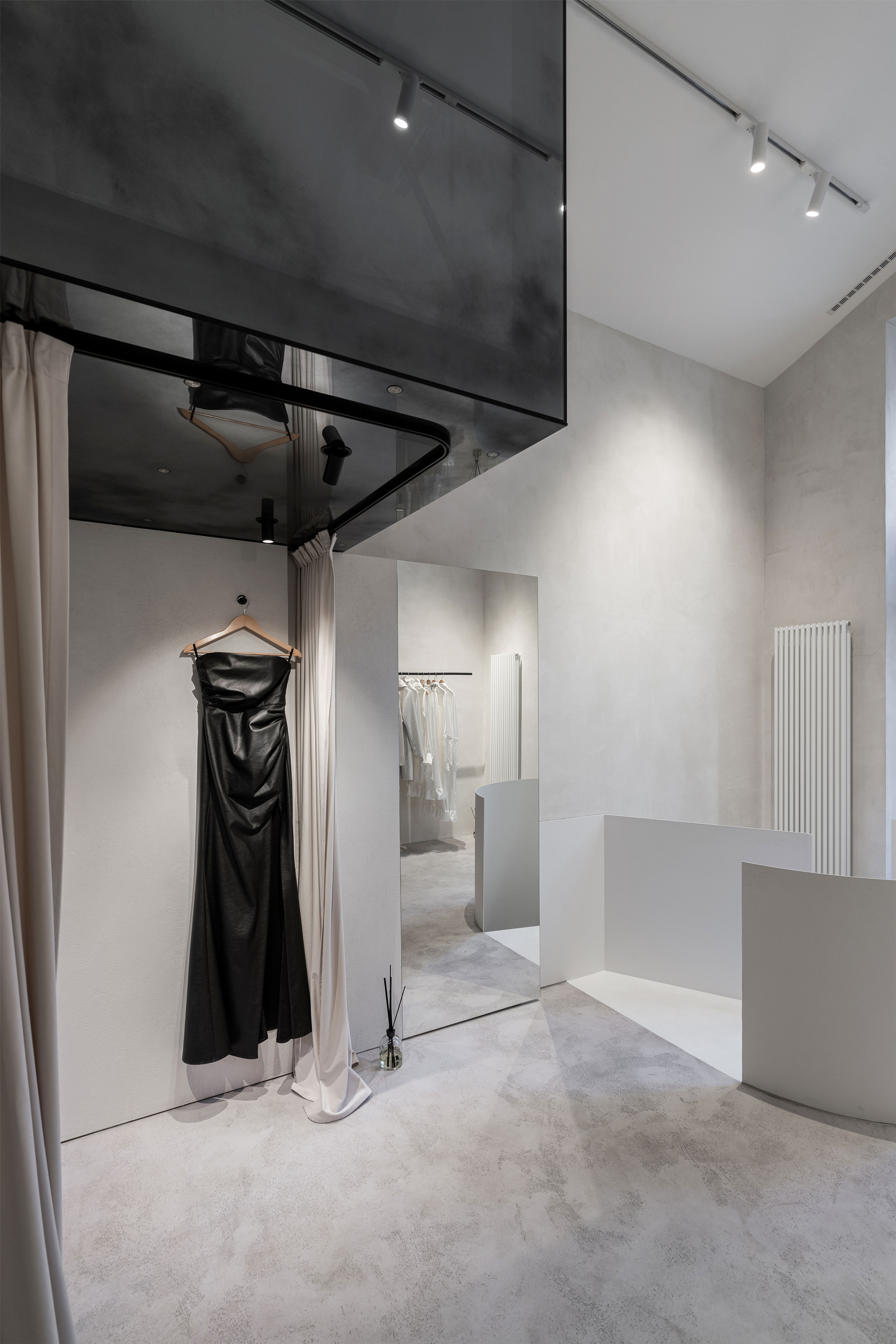 Obrázek - (Galerie) Designovy butik v minimalistickém stylu - 06