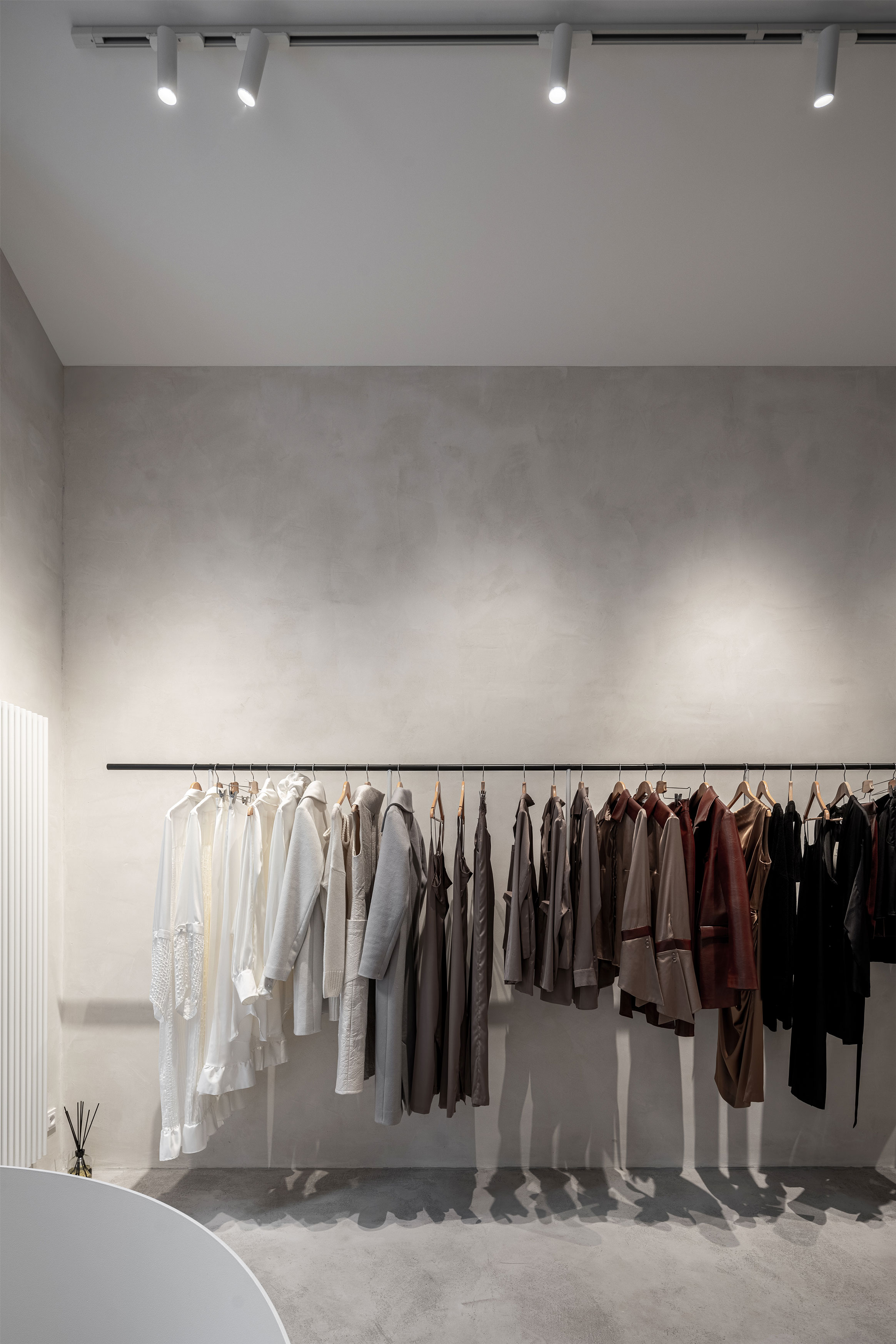 Obrázek - (Galerie) Designovy butik v minimalistickém stylu - 15