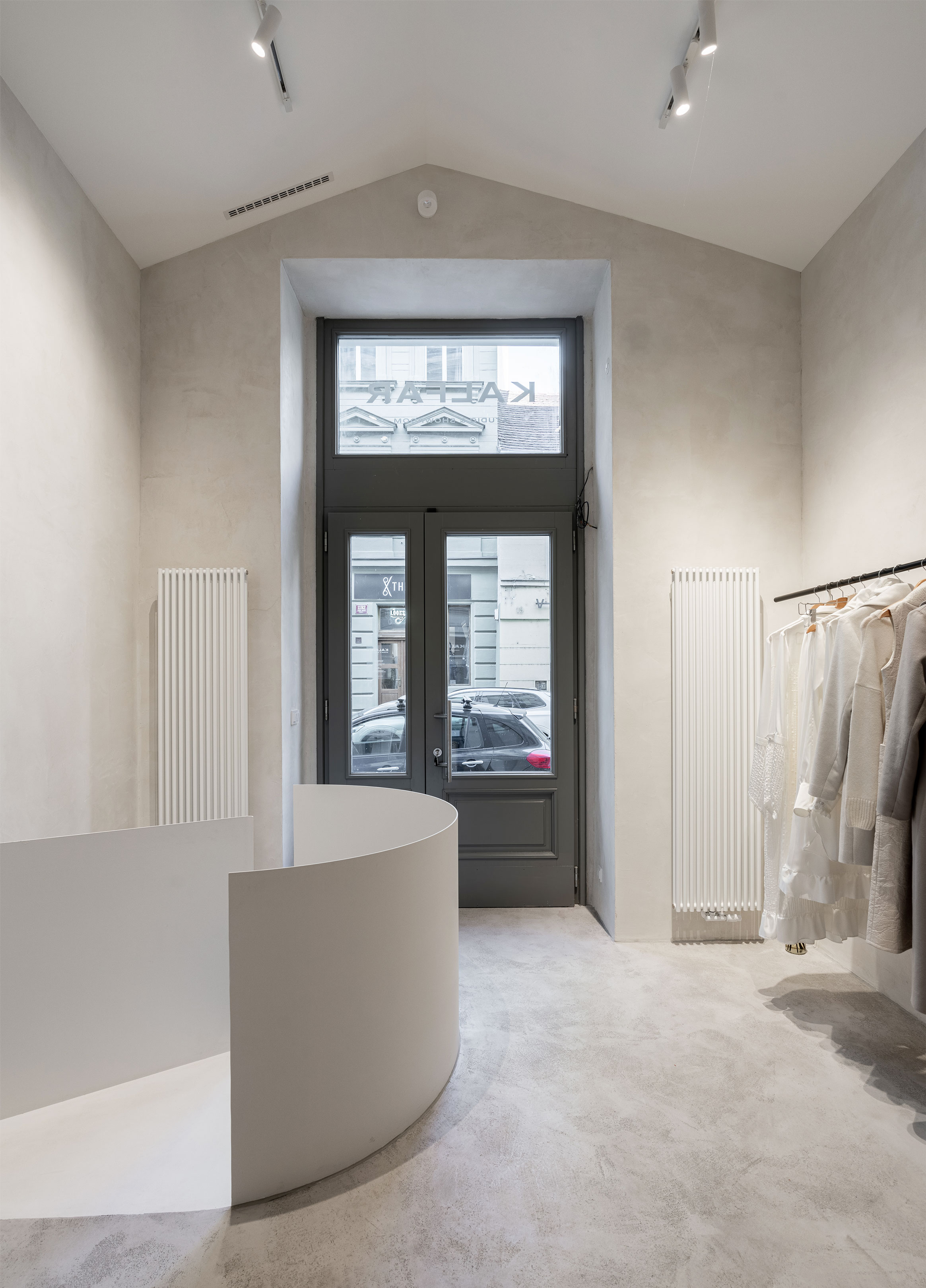 Obrázek - (Galerie) Designovy butik v minimalistickém stylu - 16