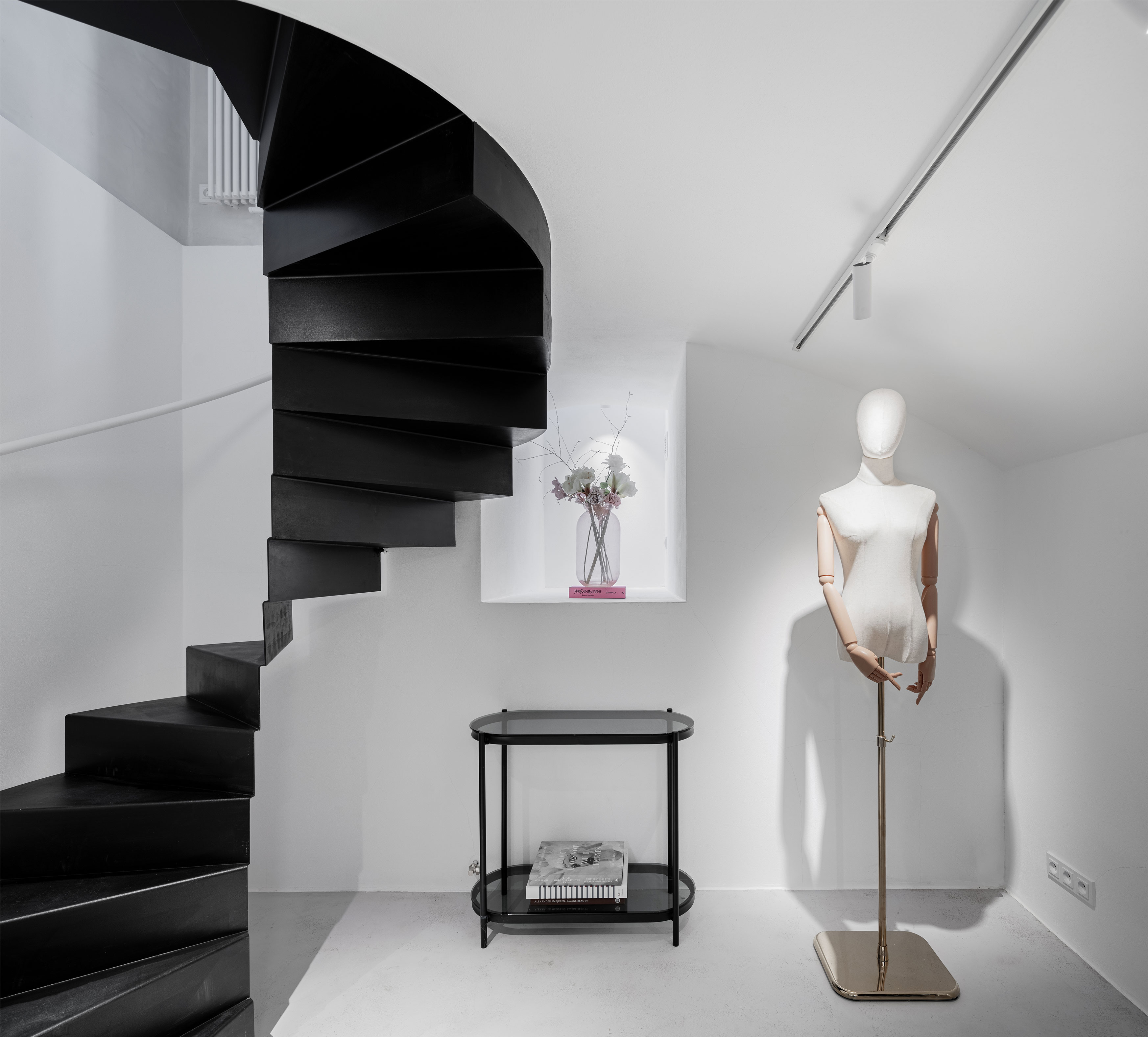 Obrázek - (Galerie) Krejčovská dílna v minimalistickém stylu - 02
