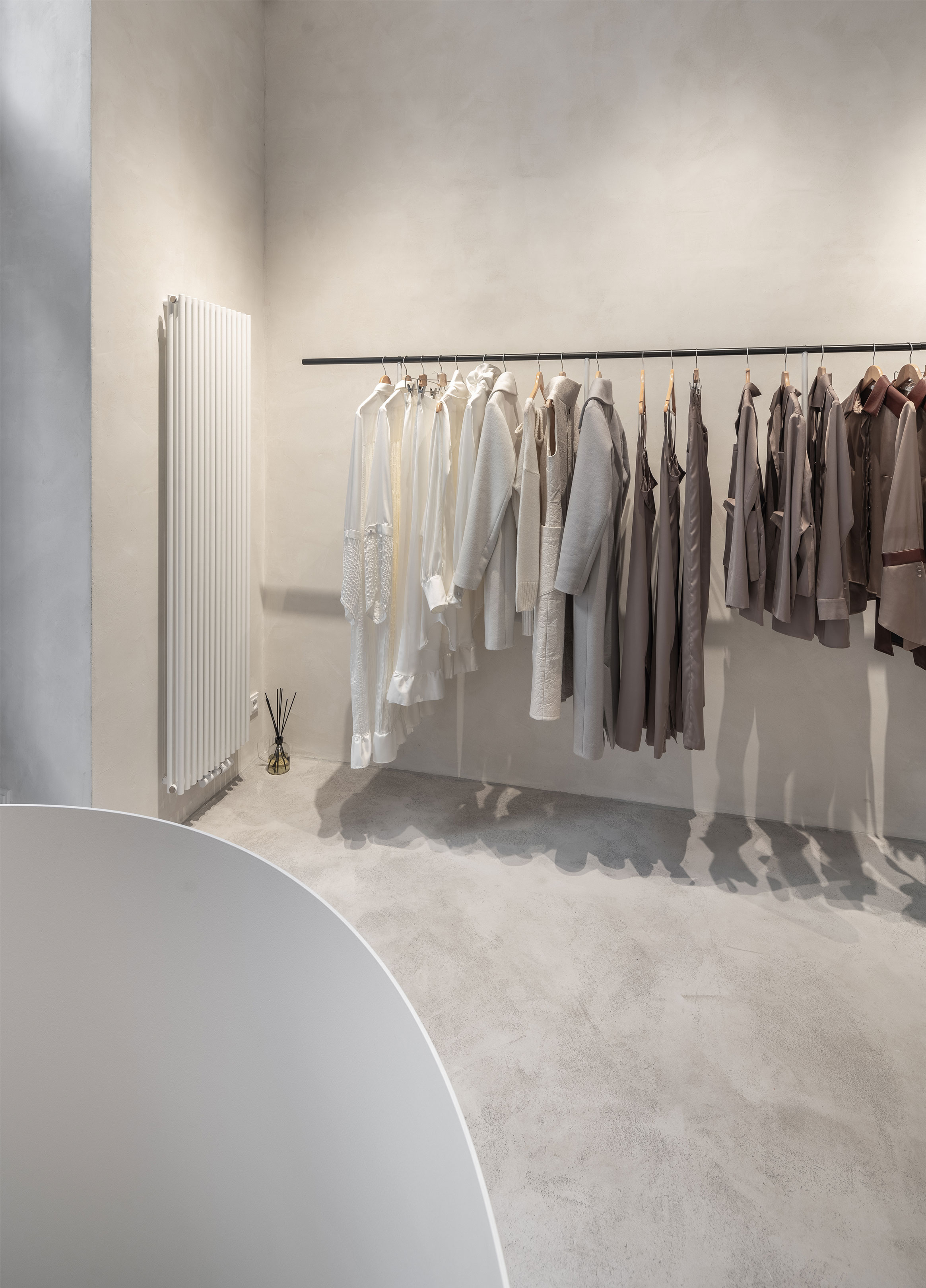 Obrázek - (Galerie) Designovy butik v minimalistickém stylu - 18