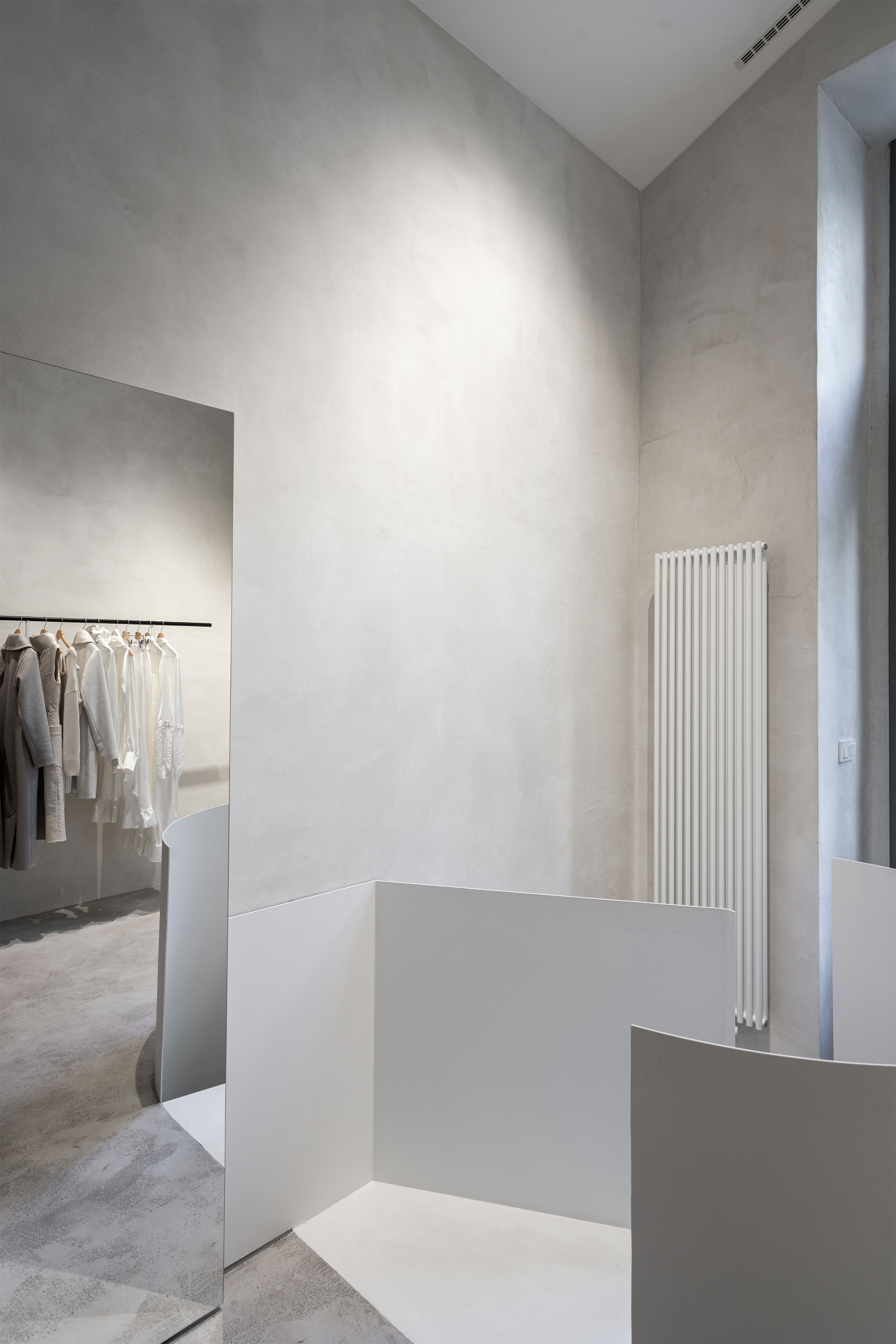 Obrázek - (Galerie) Designovy butik v minimalistickém stylu - 21