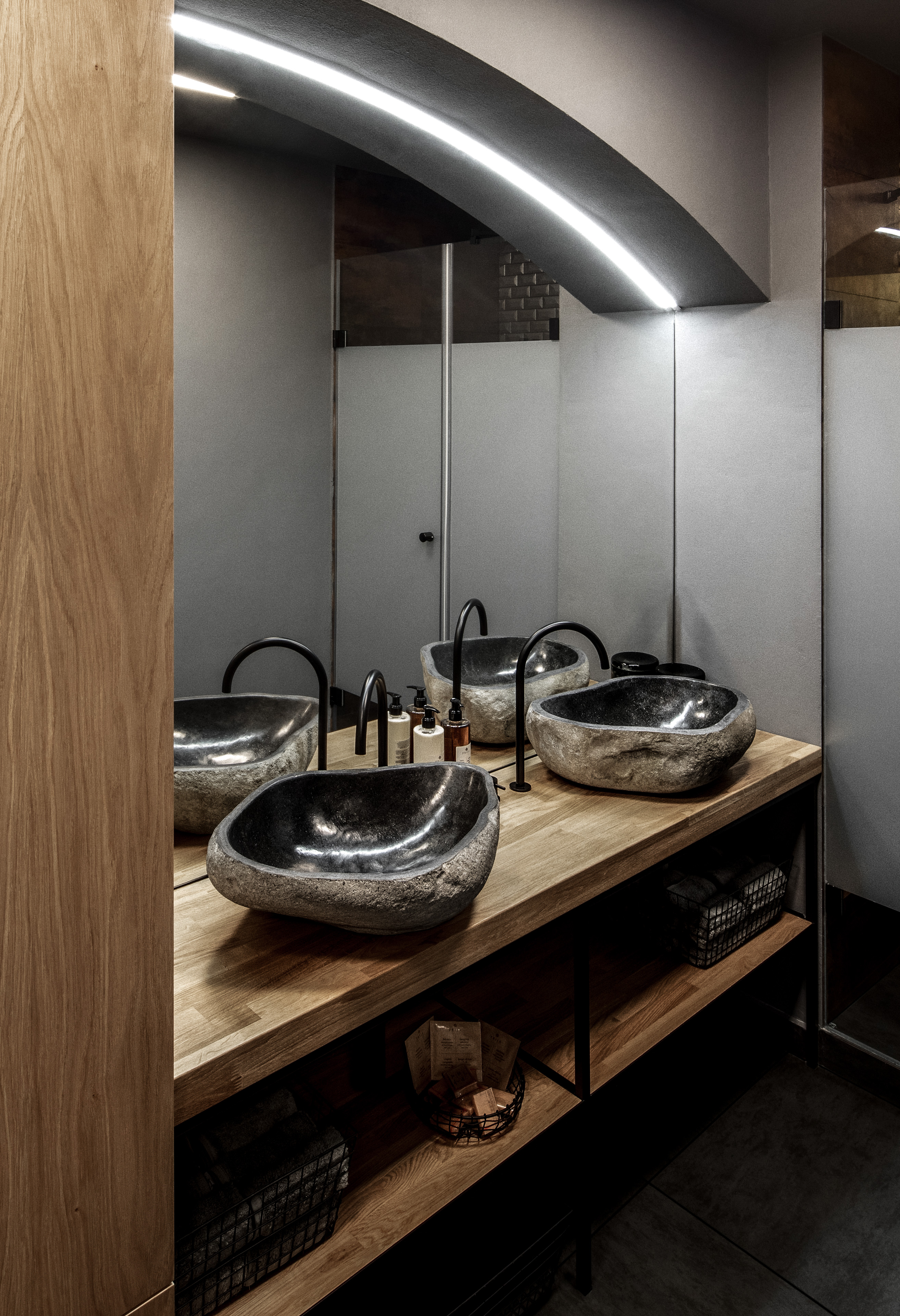Obrázek - (Galerie) Koupelna s kamenným umyvadlem