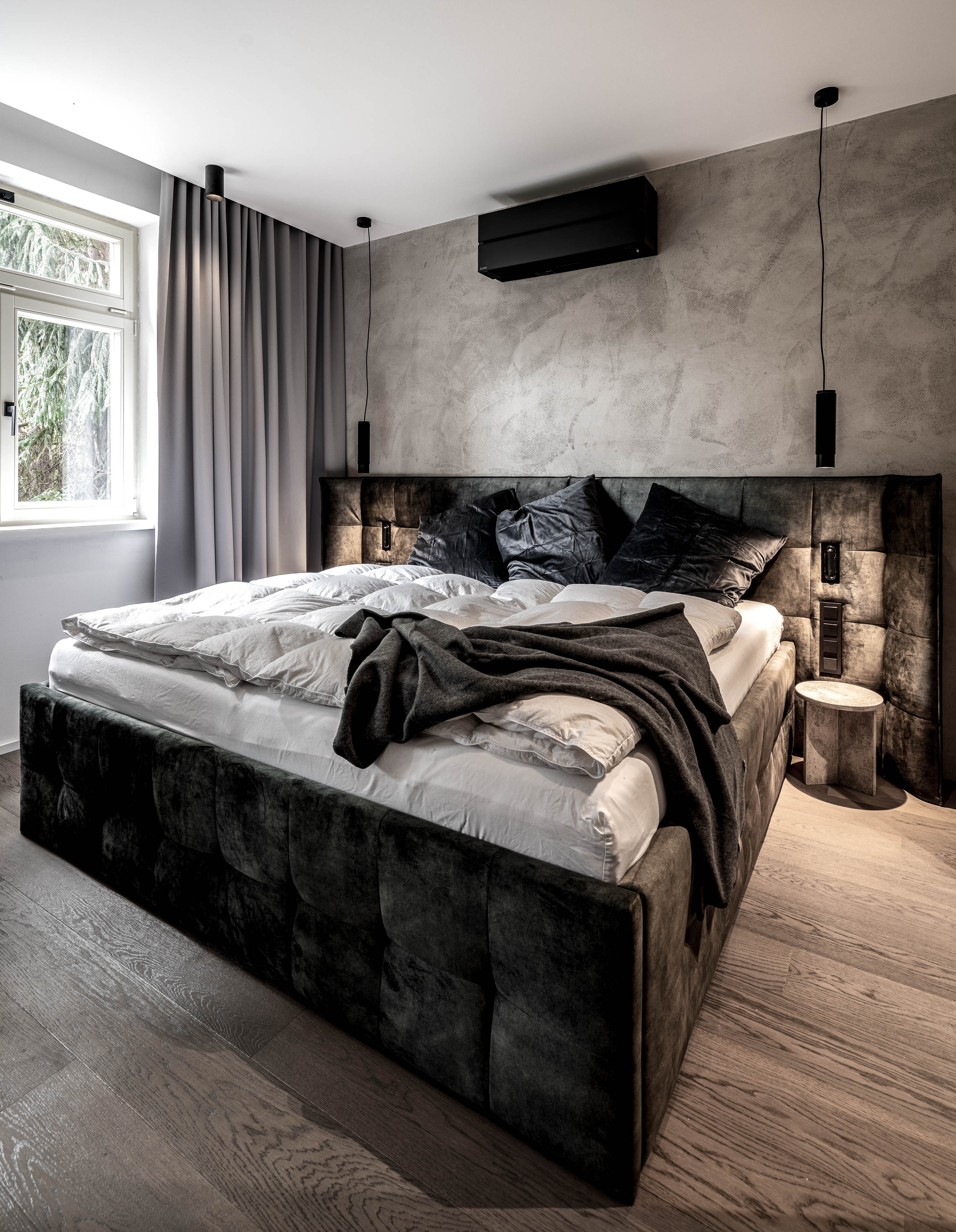 Betonová ložnice se sametovou postelí
