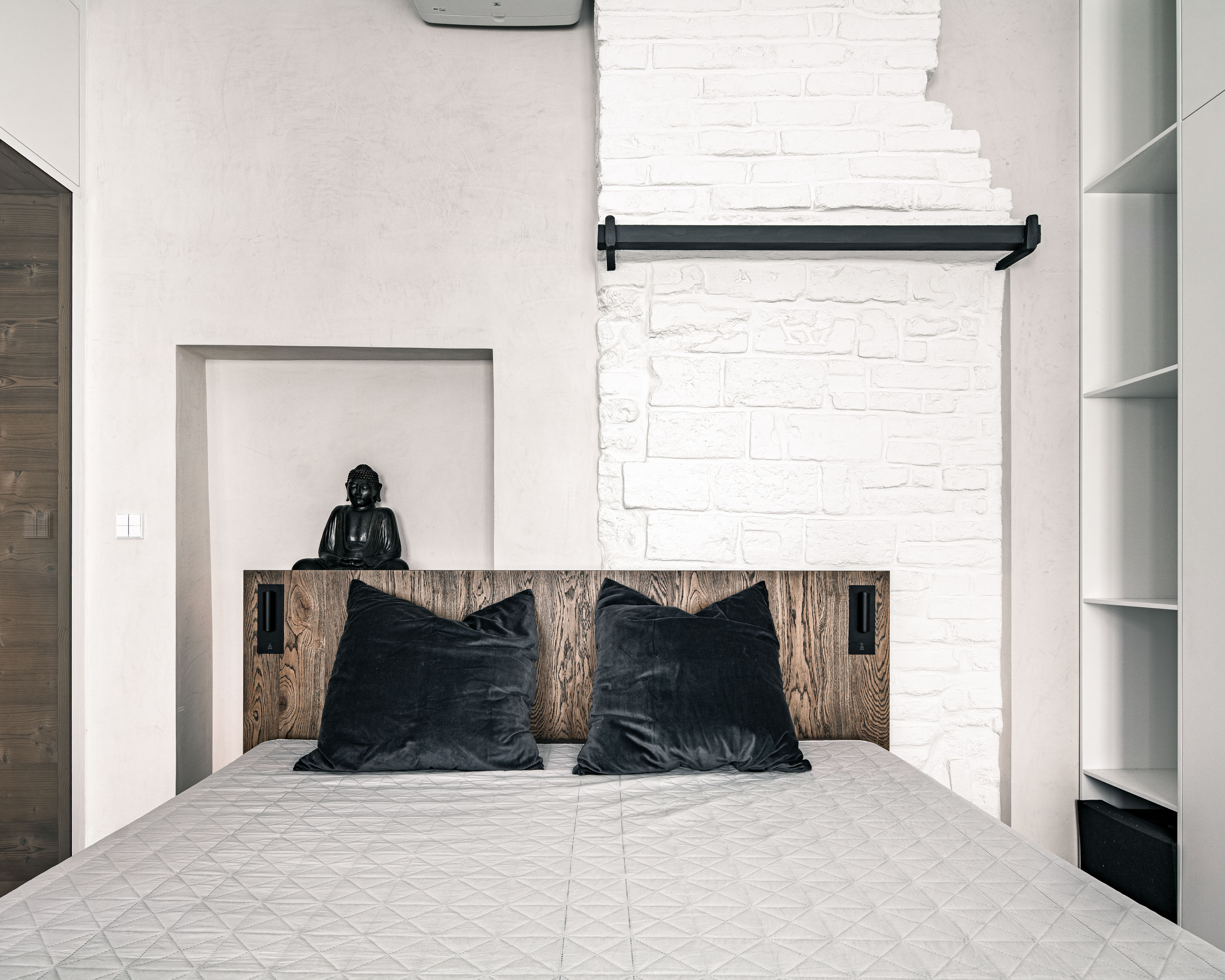 Image - (Gallery) Bedroom in a historic apartment - 02