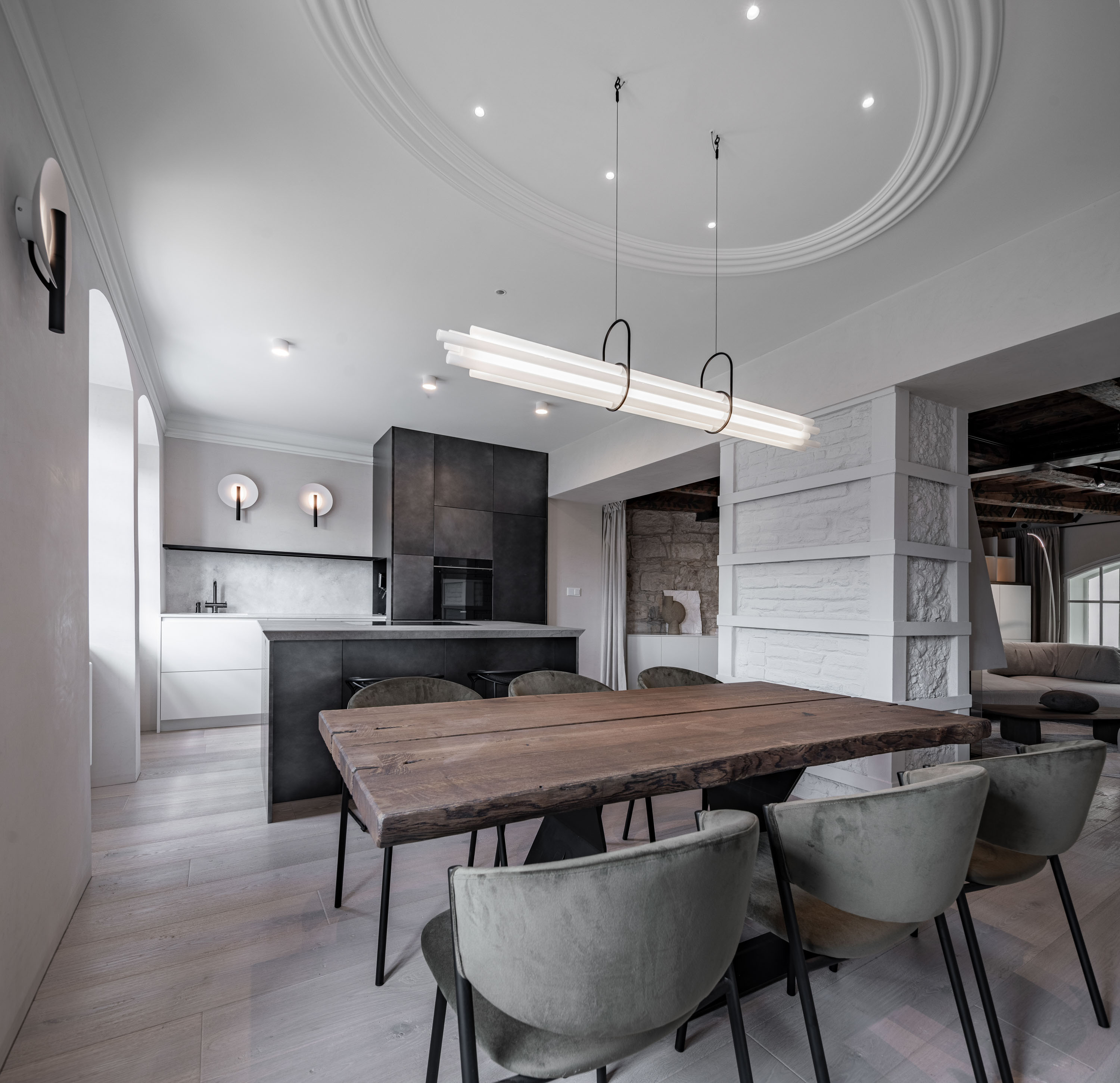 Obrázek - (Galerie) Jídelna s designovým světlem - 01