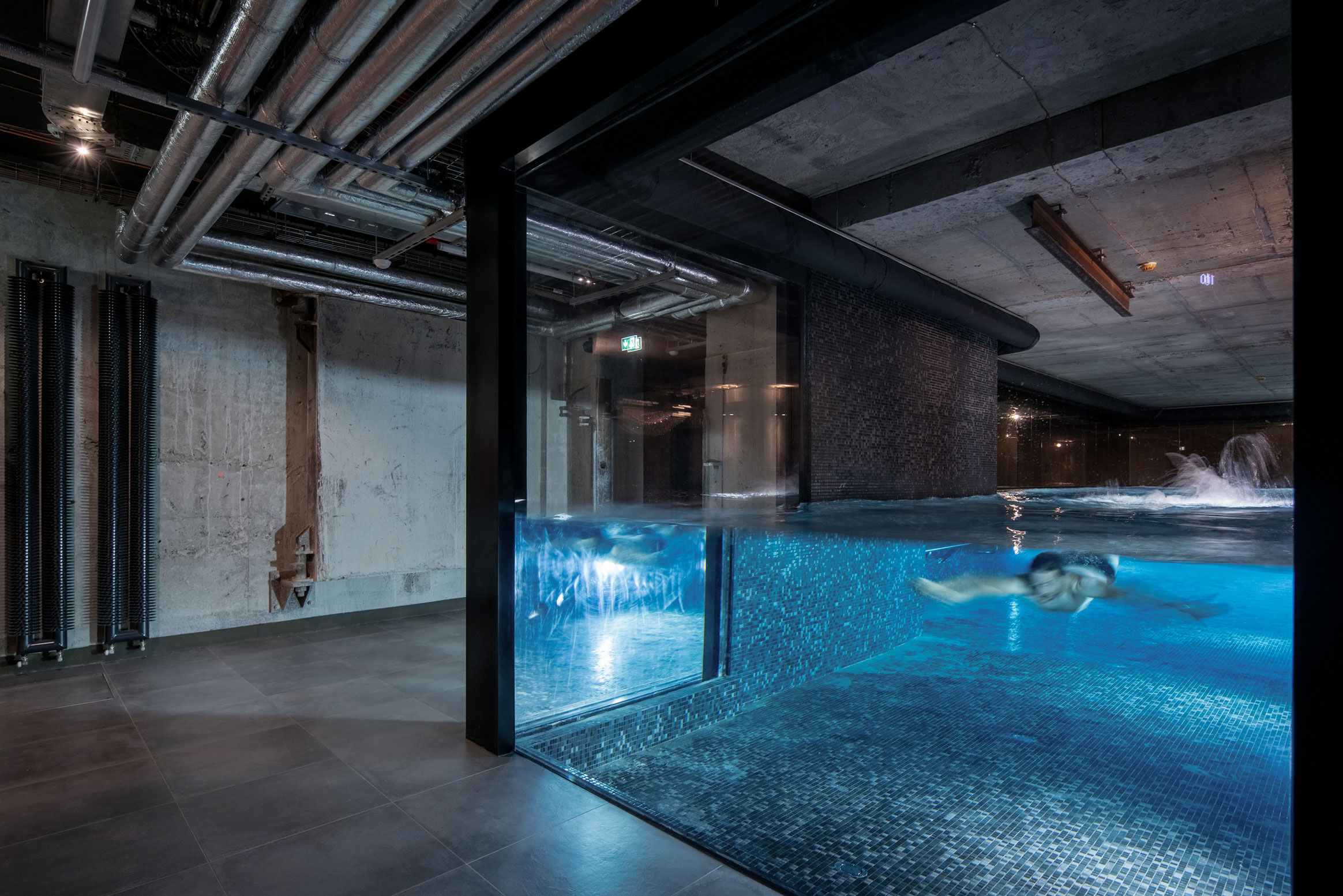 Image - (Gallery) Swimming pool in an industrial interier - 01