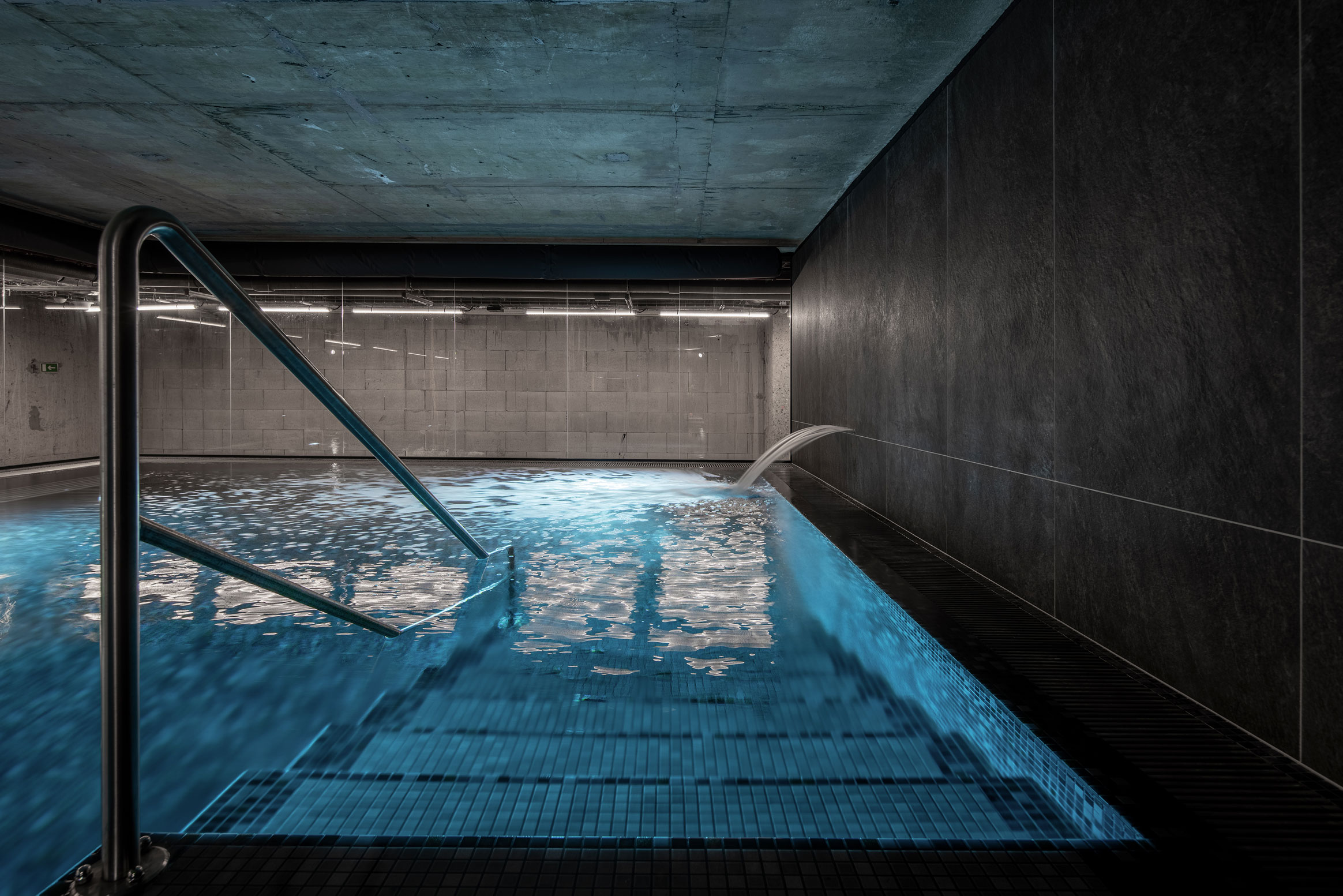 Image - (Gallery) Swimming pool in an industrial interier - 05
