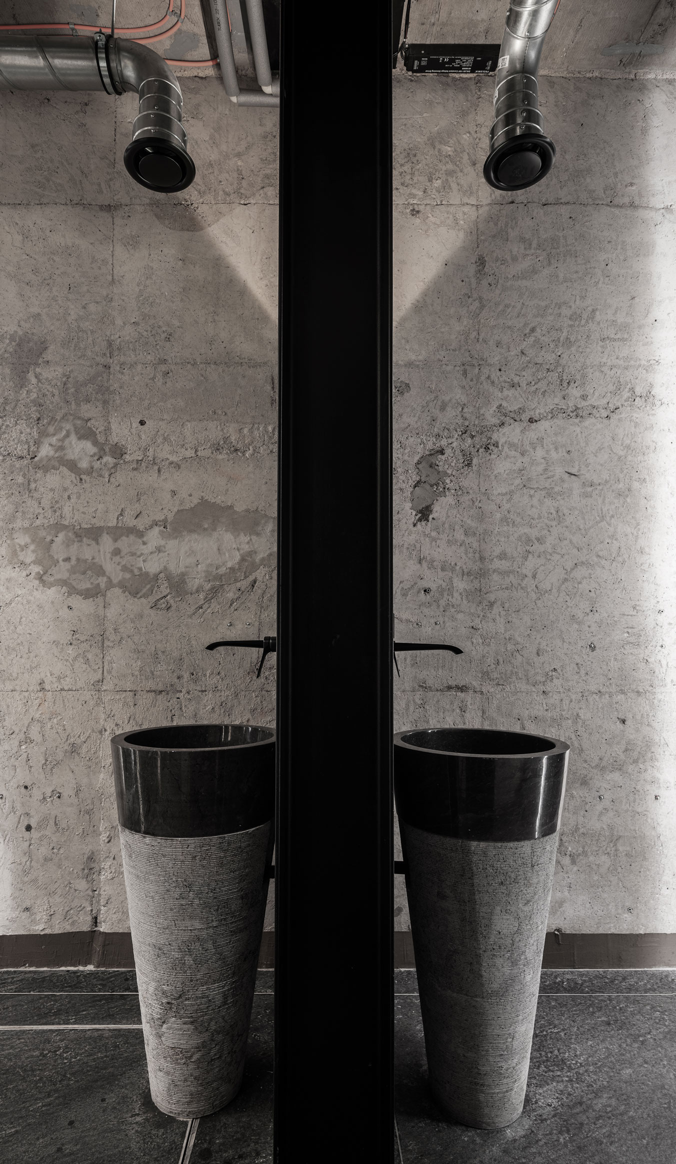 Image - (Gallery) Dressing room in industrial style - 03