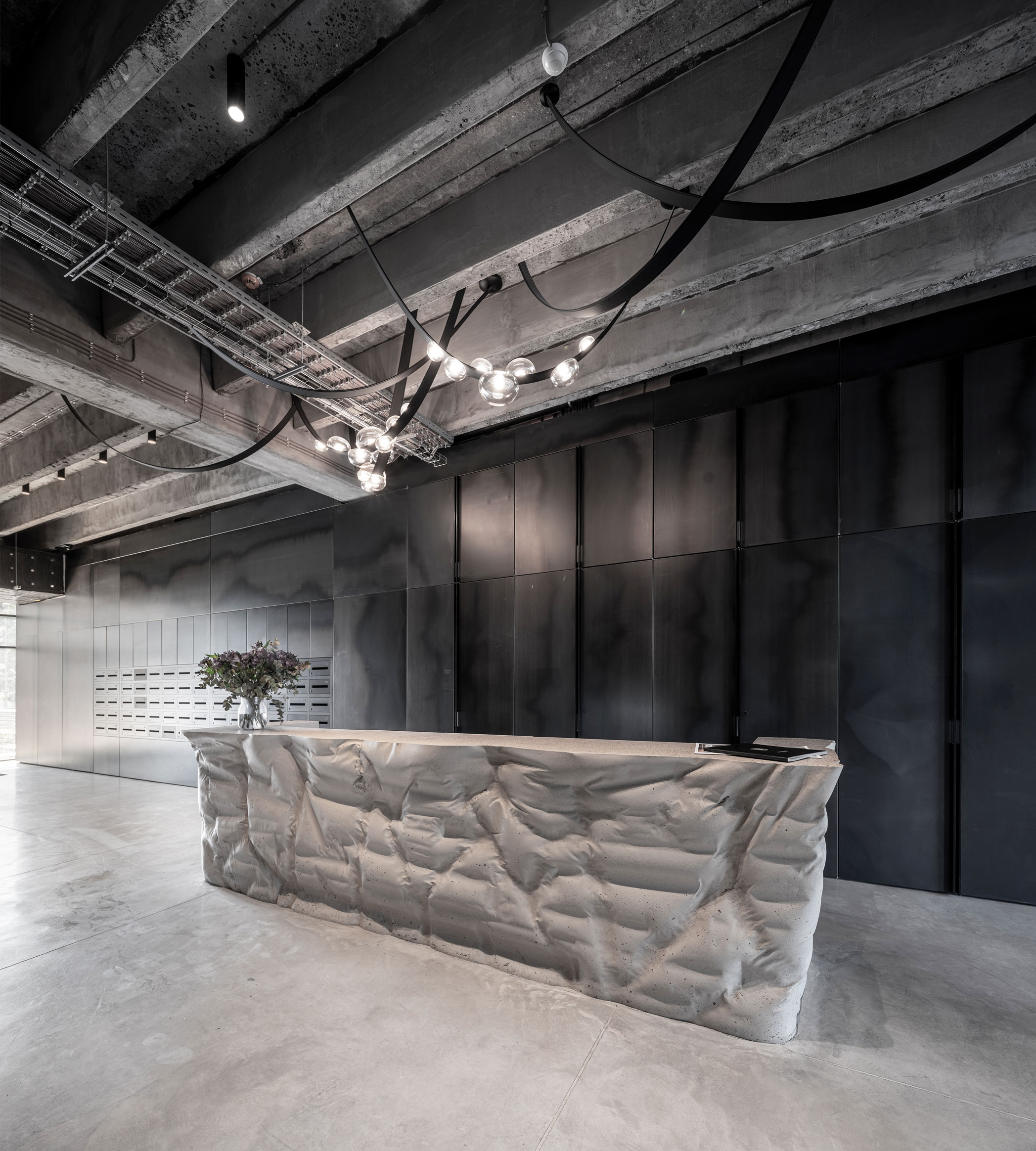 Obrázek - (Galerie) Vstupní prostor s betonovou recepci