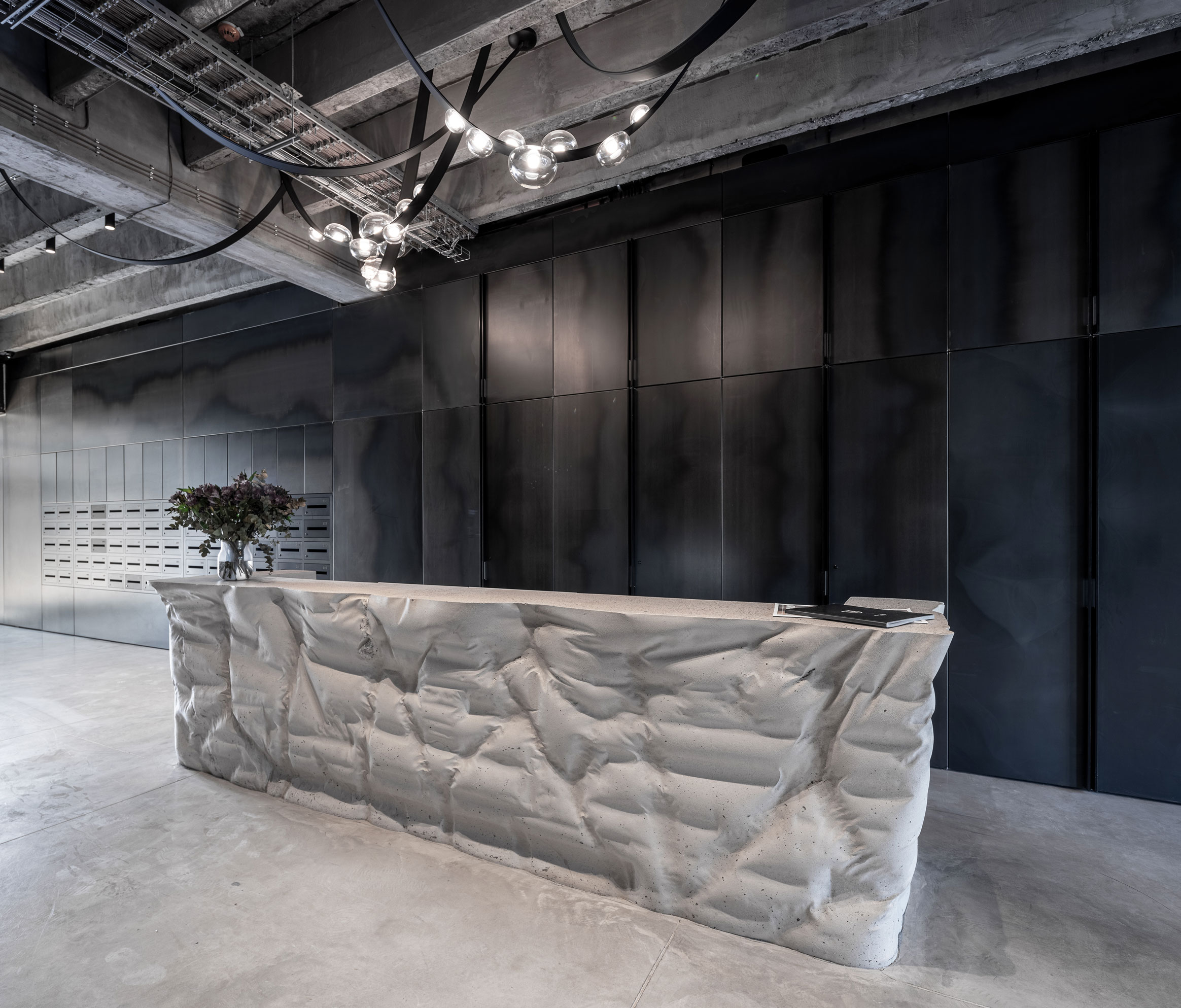 Obrázek - (Galerie) Vstupní prostor s betonovou recepci - 03