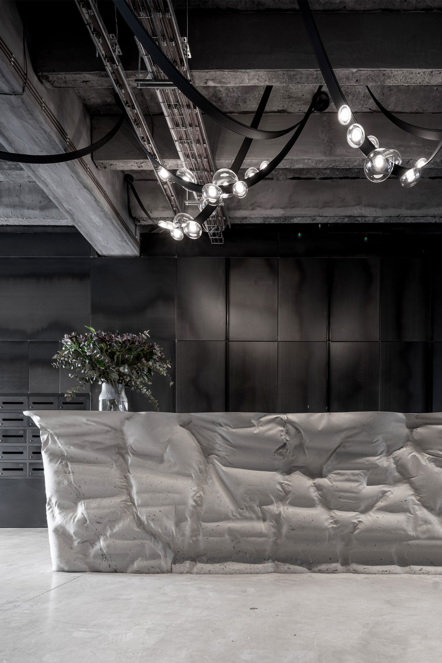 Obrázek - (Galerie) Vstupní prostor s betonovou recepci - 04