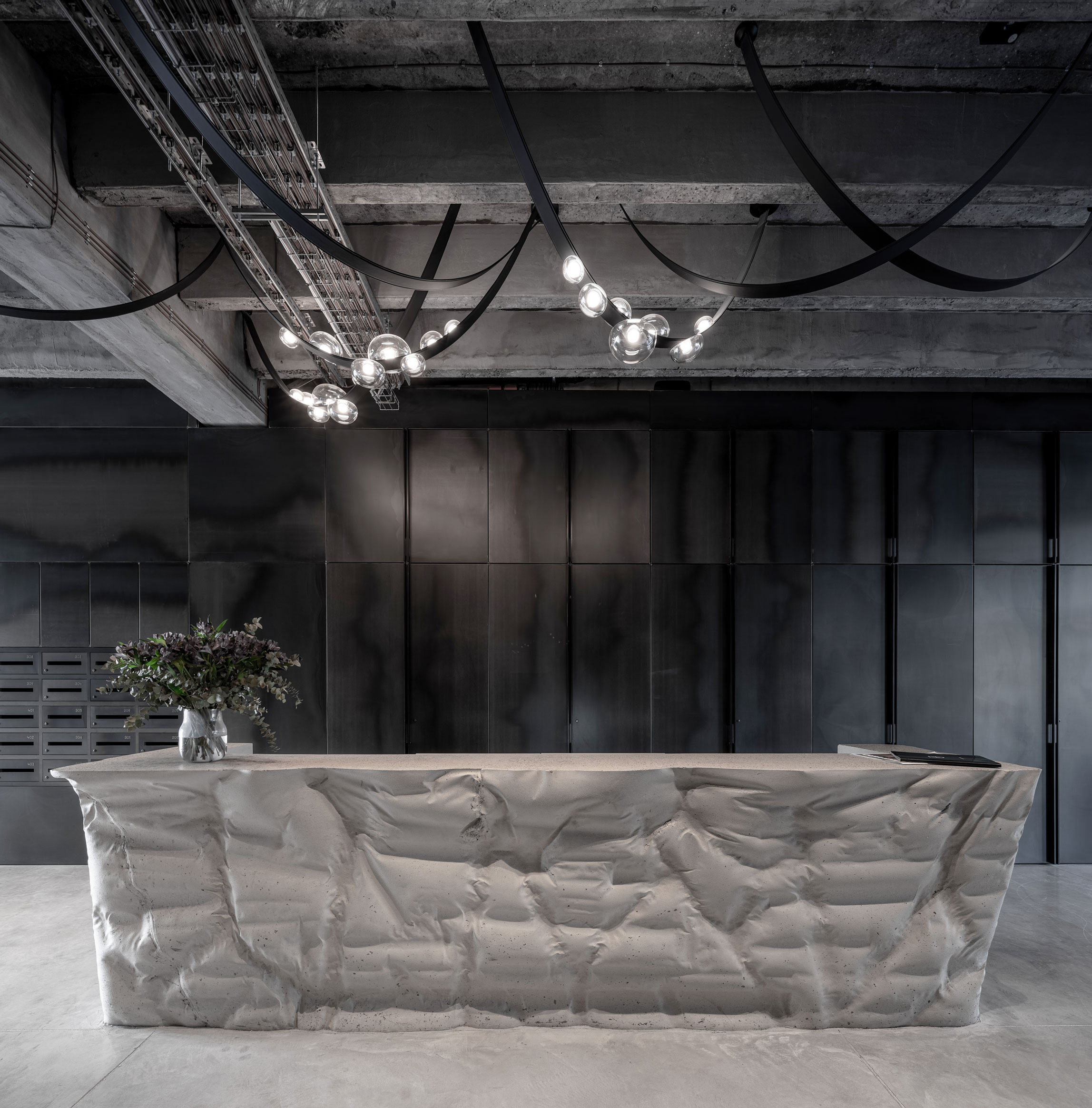 Obrázek - (Galerie) Vstupní prostor s betonovou recepci - 02