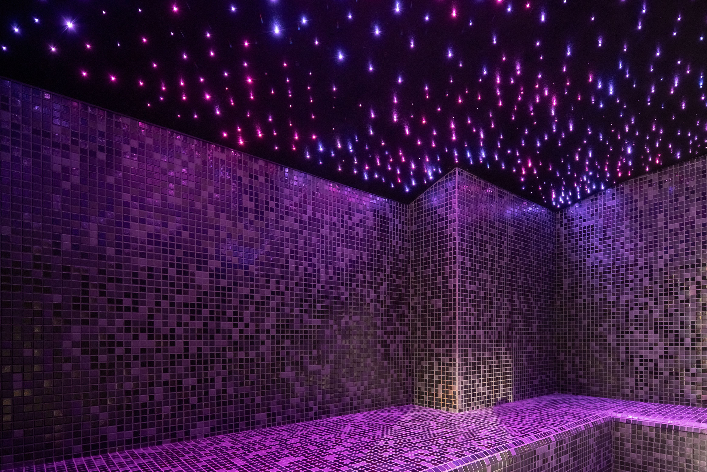 Parní sauna se stropním osvětlením