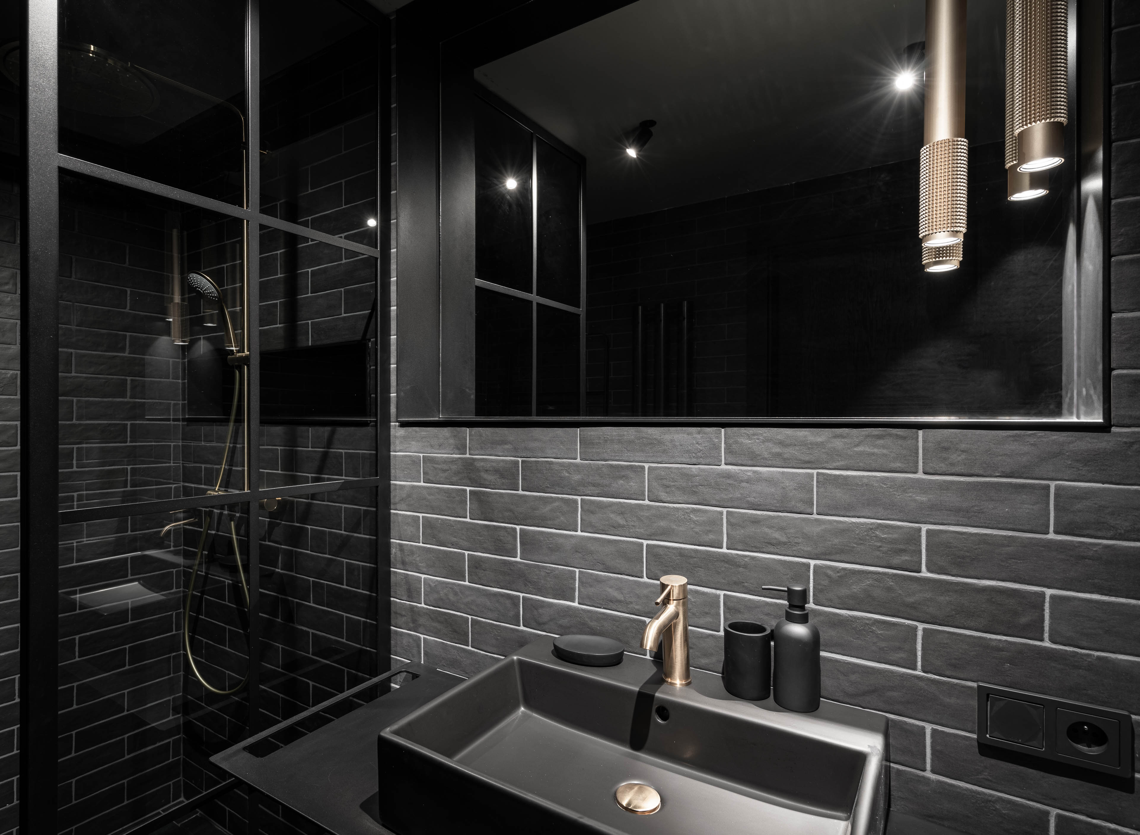 Image - (Gallery) black bathroom with golden faucets - 2